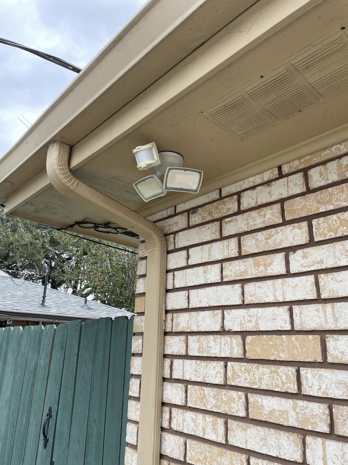LEPOWER Hardwired LED Security Lights Motion Sensor Outdoor, 40W 4000LM | 5500K Daylight, 72 FT Range & 180° Detection, Easy to Install, IP65 Waterproof, 2 Head Flood Light for Garage, Yard, Porch customer photo 1
