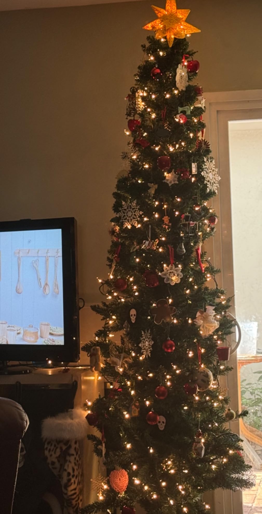 Giantex, Green Artificial Pencil Christmas, Premium Hinged Pine Tree with Solid Metal Legs, Perfect for Home, Shops and Holiday Decoration, (5FT) (Artificial Pencil Christmas Tree) customer photo 1