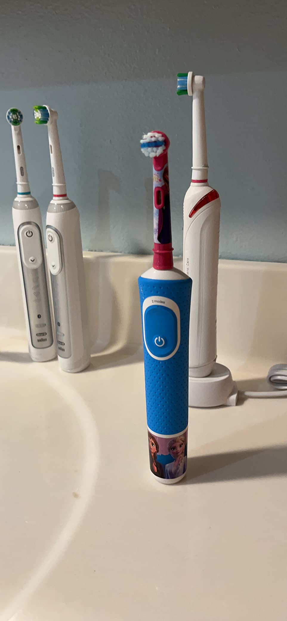 Oral-B Kids Electric Toothbrush Featuring Disney's Frozen for Kids 3+ customer photo 1