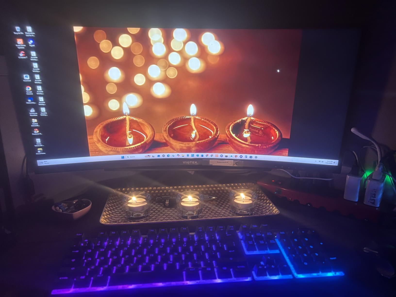 SteelSeries Apex 3 RGB Gaming Keyboard - 10-Zone RGB Illumination - IP32 Water Resistant - Premium Magnetic Wrist Rest (Whisper Quiet Gaming Switch) customer photo 2