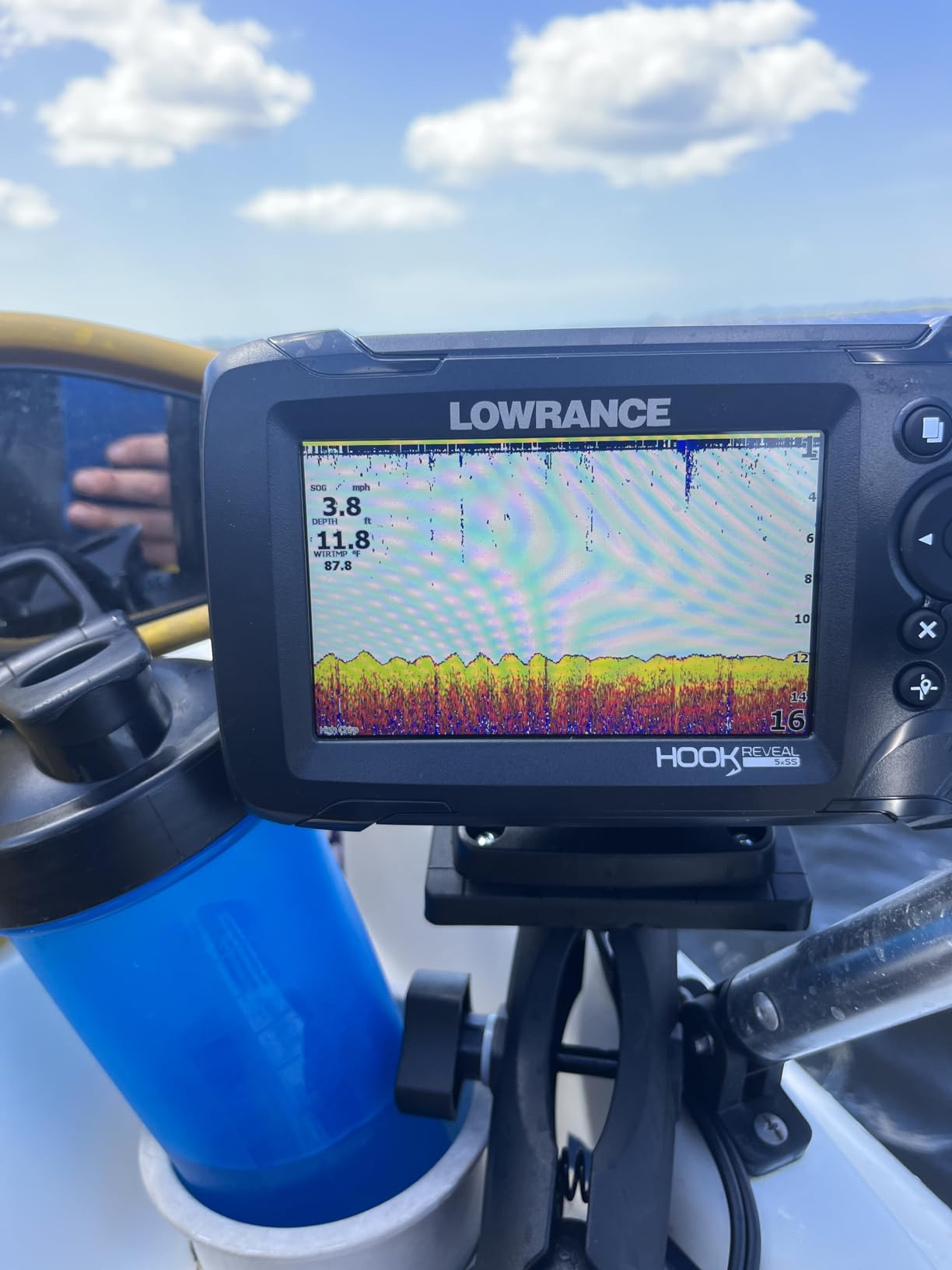 Lowrance HOOK Reveal 5 SplitShot - 5-inch Fish Finder with SplitShot Transducer, Preloaded C-MAP US Inland Mapping customer photo 1