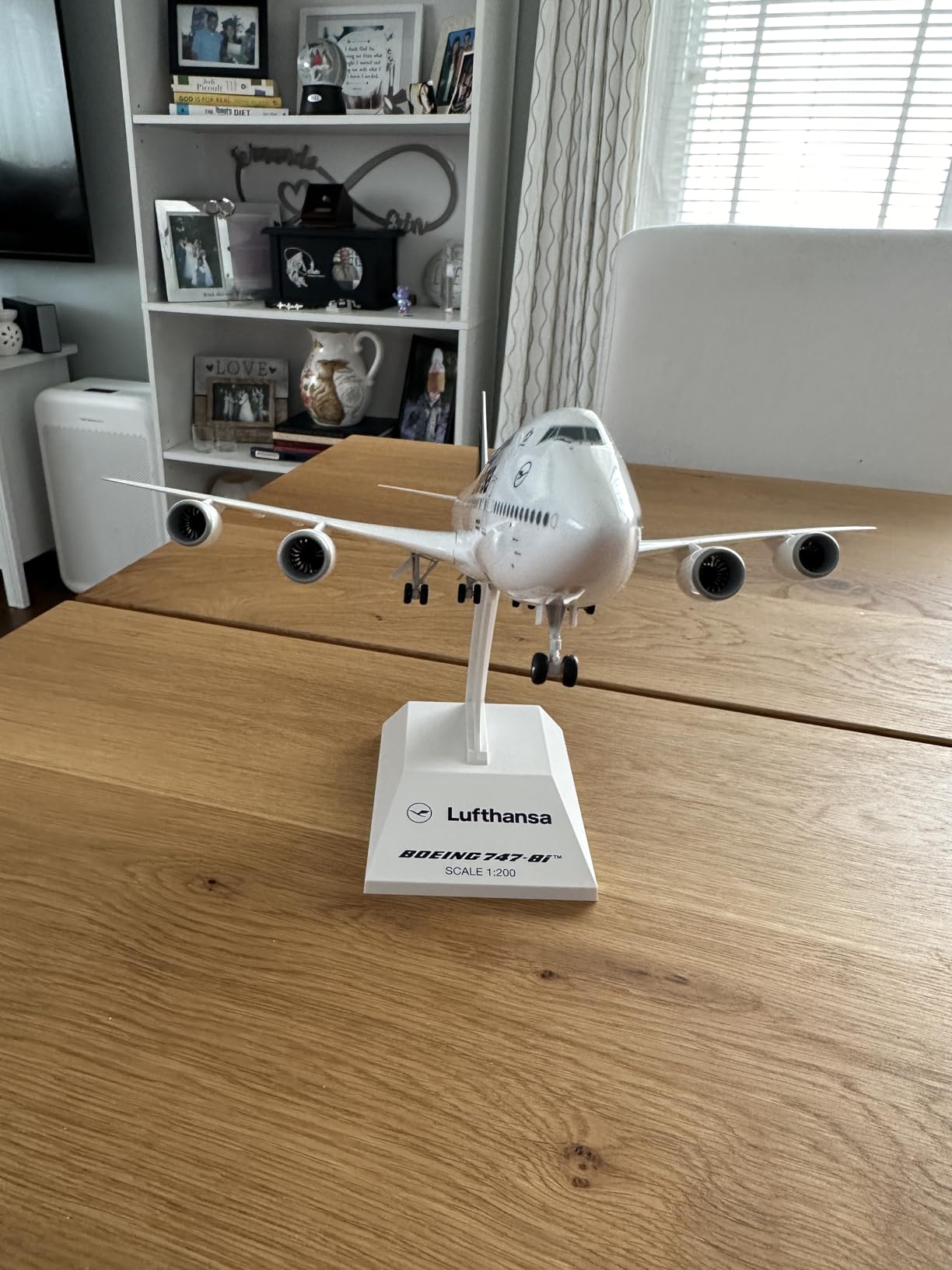 Daron SkyMarks Lufthansa 747-8I w/Gear New Livery 1/200 (SKR1040) customer photo 1