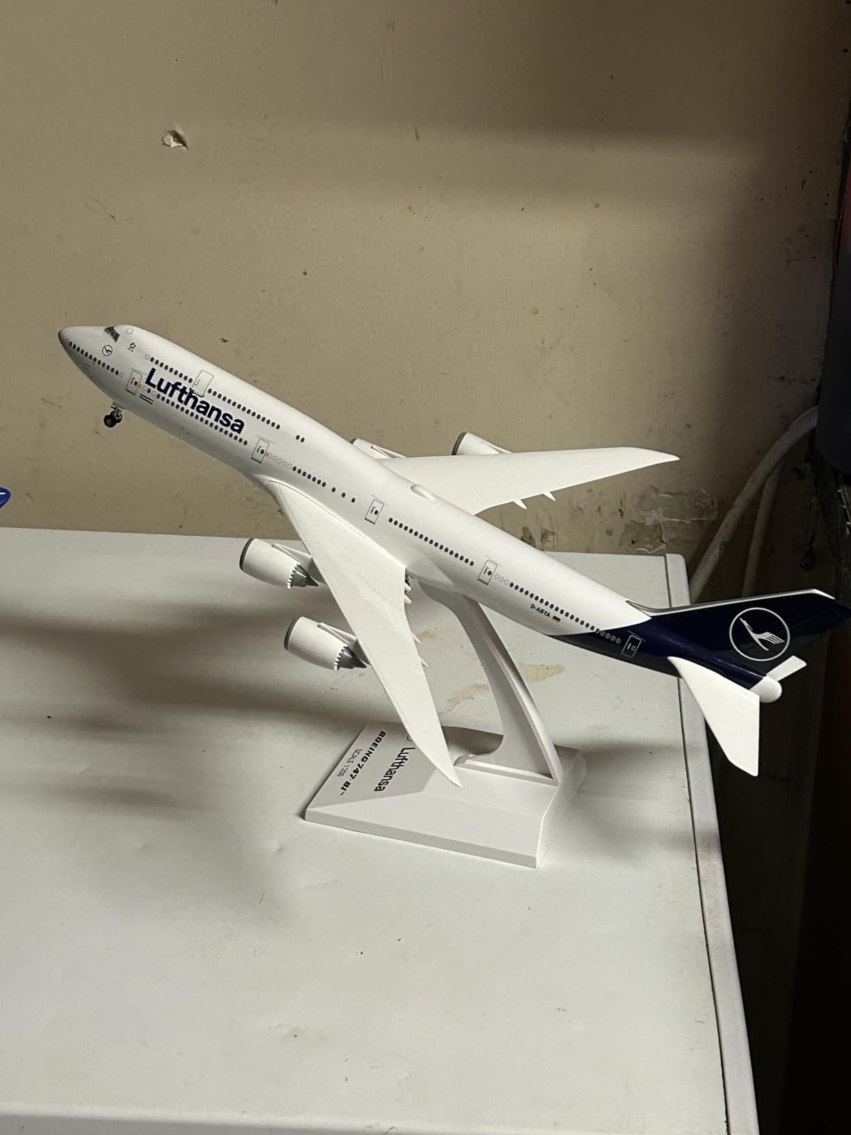 Daron SkyMarks Lufthansa 747-8I w/Gear New Livery 1/200 (SKR1040) customer photo 2