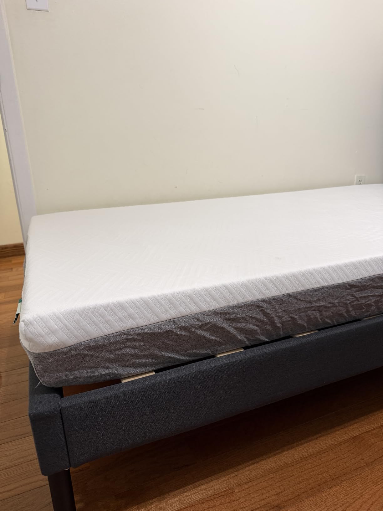 Novilla Bliss Queen Size Mattress, 12 Inch Gel Memory Foam Mattress Queen, Cool Night Sleep & Pressure Relief, Support Foam for Spine Alignment & Motion Isolation, Medium Plush Feel customer photo 1