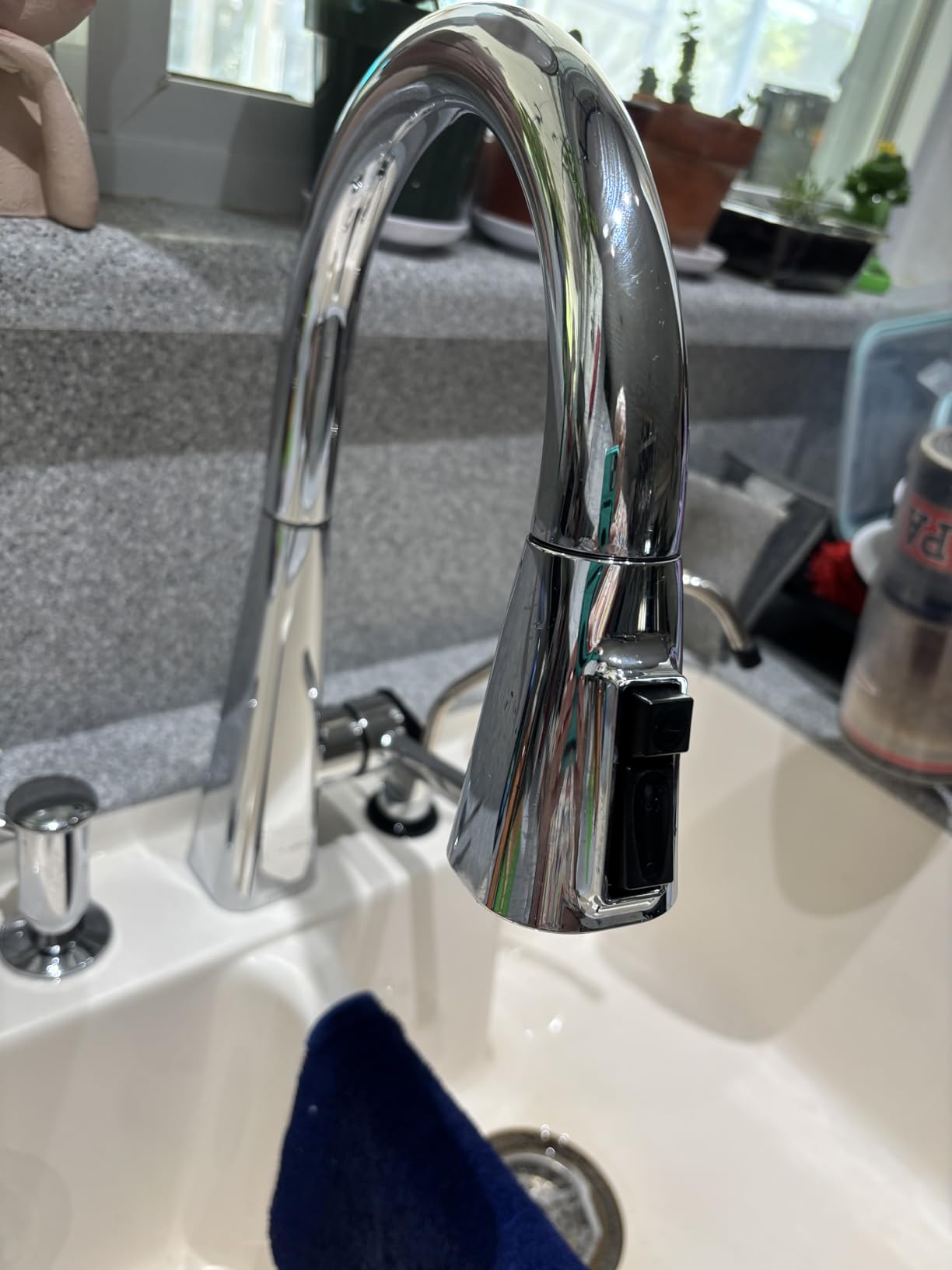 Delta Lenta Brushed Nickel Kitchen Faucet with Pull Down Sprayer, Modern Single Hole Kitchen Sink Faucet, Single Handle, SpotShield Stainless 19802Z-SP-DST customer photo 2
