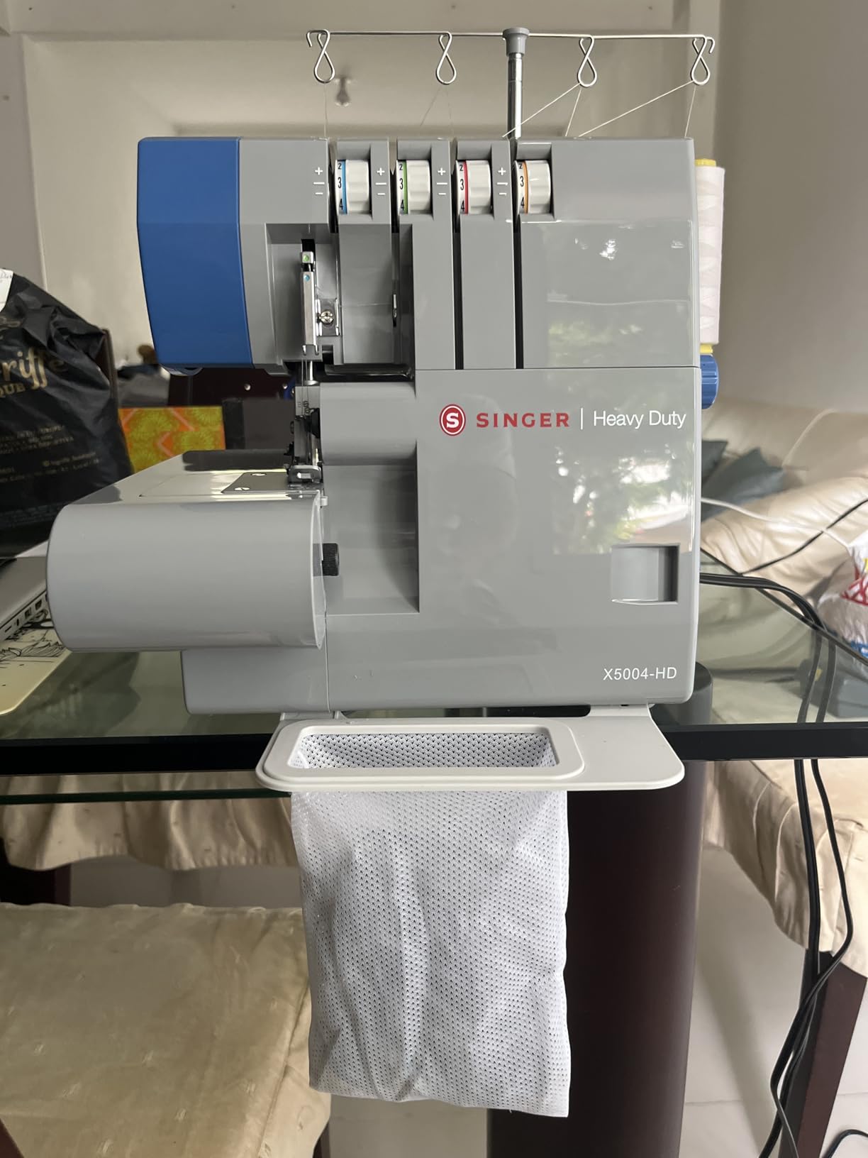 SINGER X5004-HD Serger Overlock Machine, 2-3-4 Thread Capability | 8 stitches, metal frame, color coded threading, adjustable differential feed, dual LED lights, 1300 stitches/min customer photo 1