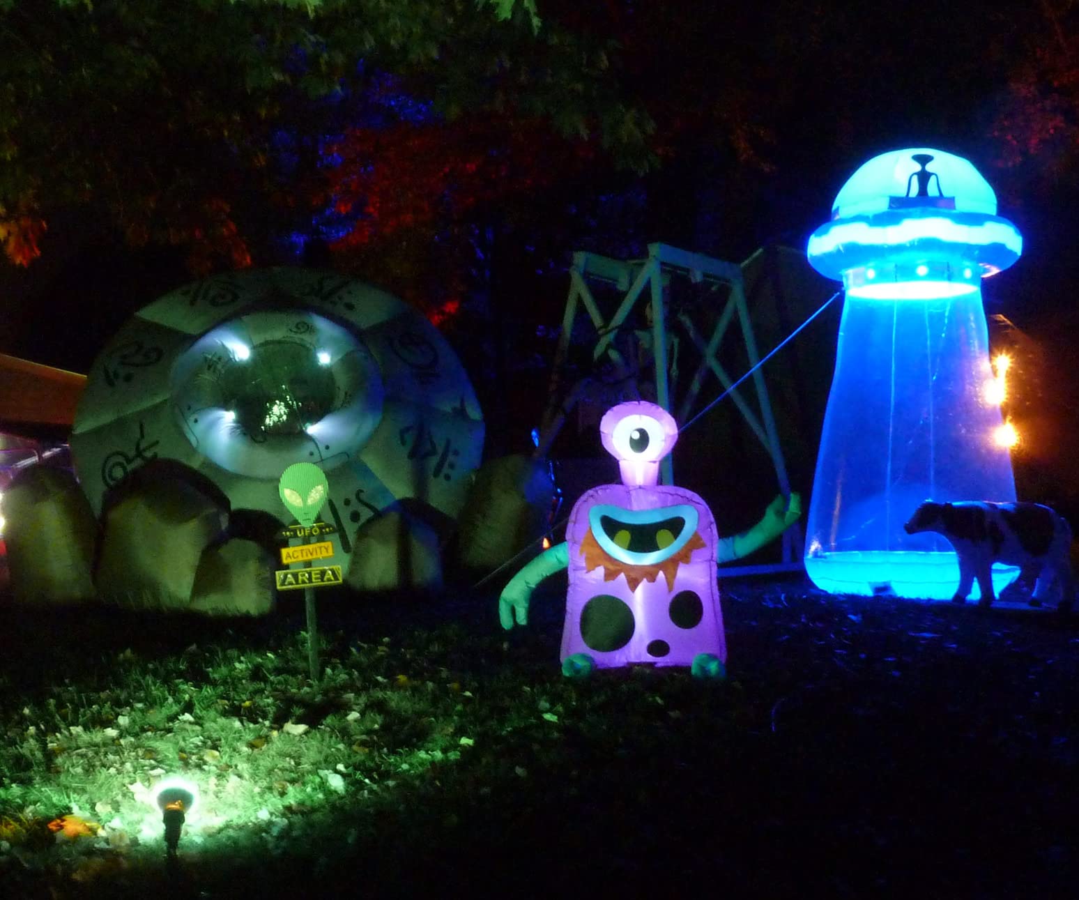 Joiedomi 9 FT Tall Halloween Inflatable UFO Outdoor Decorations, Halloween Blow Ups UFO Alien Decor for Yard Decoration with LEDs for Lawn Garden Party Decor customer photo 1