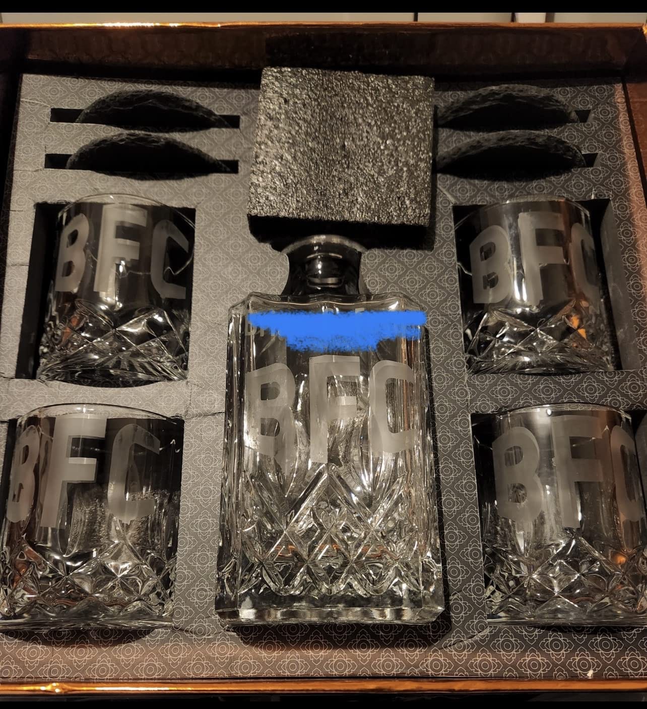 Mixology & Craft Luxury Whiskey Decanter Gift Set - 25oz Crystal Decanter, 4 Old-Fashioned Glasses, 4 Slate Coasters with Diamond Pattern Premium Black Gift Box customer photo 1