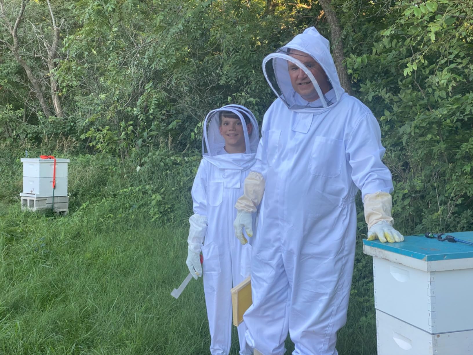 LONGADS Bee Suit for Men, Full Body Beekeeper Suit with Gloves and Veil XL | Breathable 240GSM 70% cotton, 30% polyester bee suit for comfortable beekeeping, apiary work, backyard hives and Halloween customer photo 1
