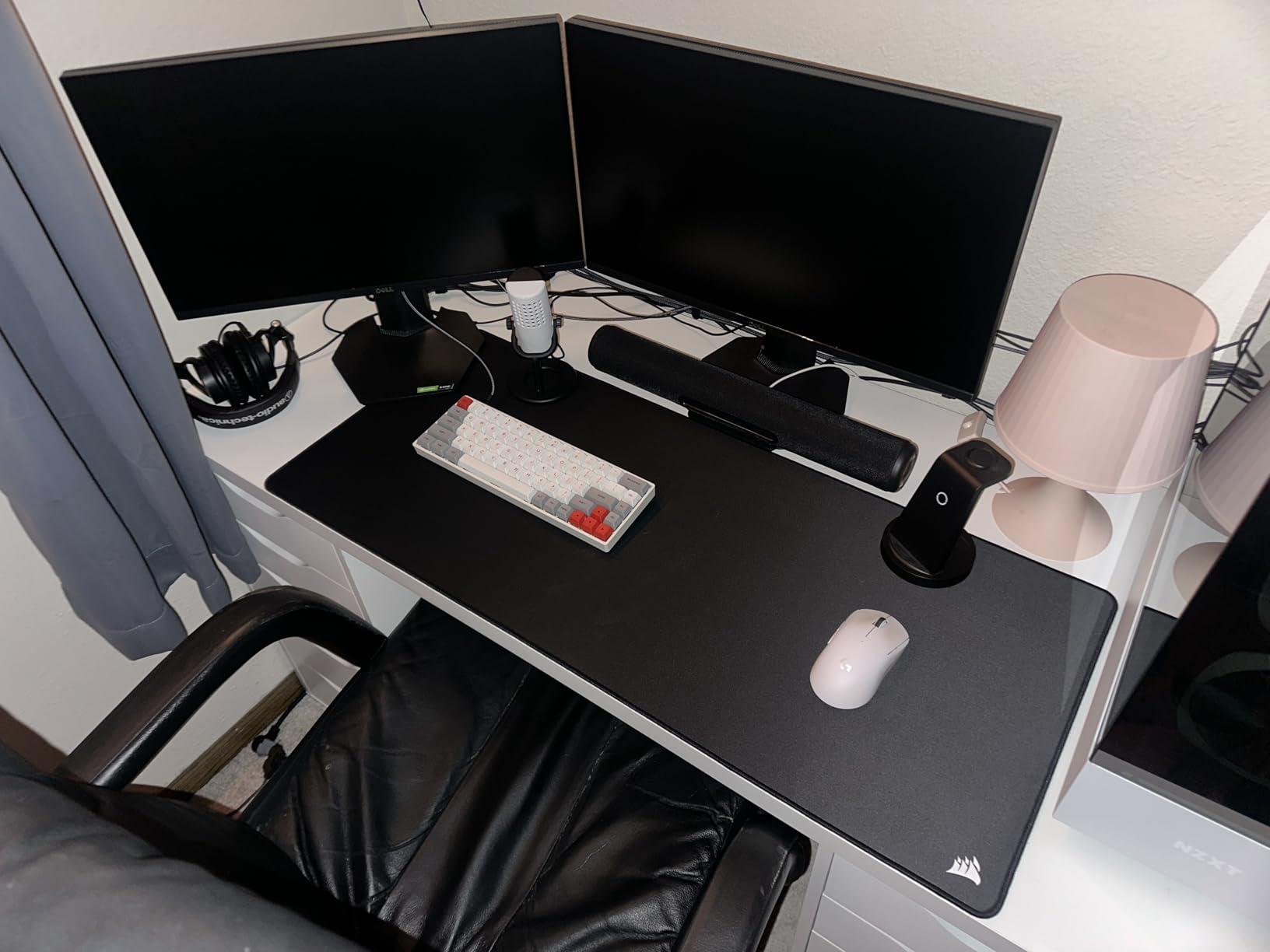 Corsair MM350 PRO Spill-Proof Cloth Gaming Mouse Pad - Extended XL - Black - 36.6 in Length x 15.7 in Width, Anti-Fray Stitched Edges, Anti-Skid Rubber, Micro-Weave Fabric, 6mm Thick Construction customer photo 1