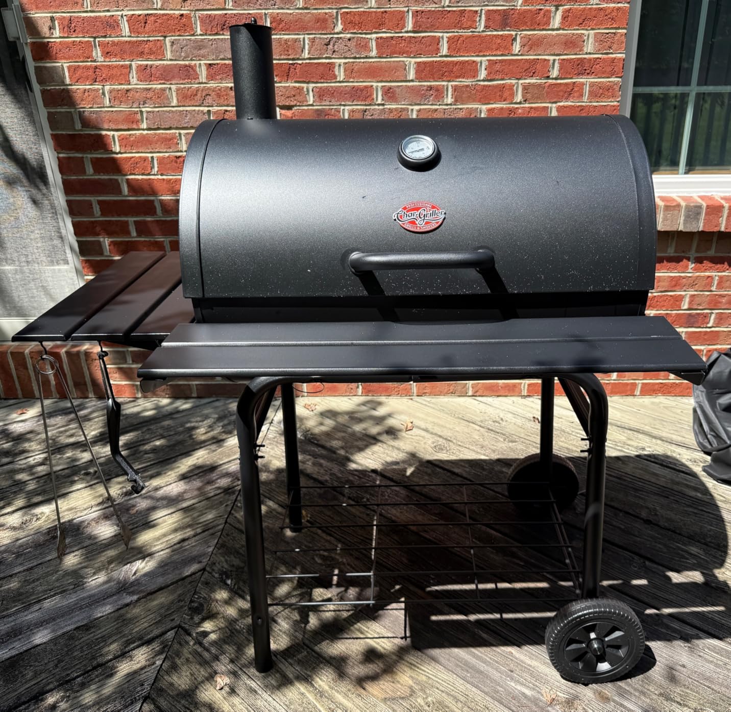 Char-Griller Pro Deluxe Charcoal Barrel Grill, EasyDump Ash Pan, Premium Front and Side Shelves with Utensil Hooks, 850 Square Inches of Cooking Space in Black, Model E2827 customer photo 1