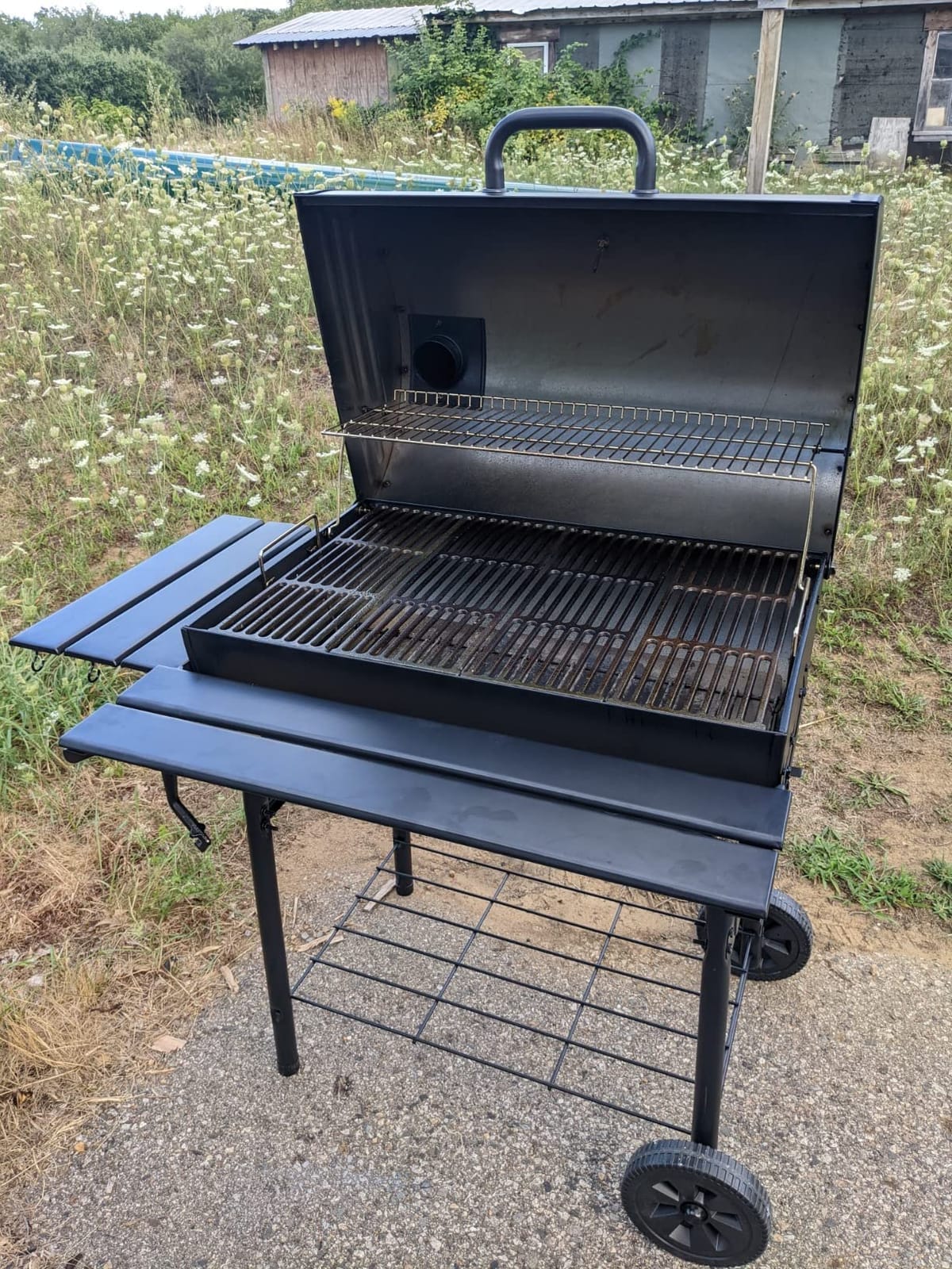 Char-Griller Pro Deluxe Charcoal Barrel Grill, EasyDump Ash Pan, Premium Front and Side Shelves with Utensil Hooks, 850 Square Inches of Cooking Space in Black, Model E2827 customer photo 2