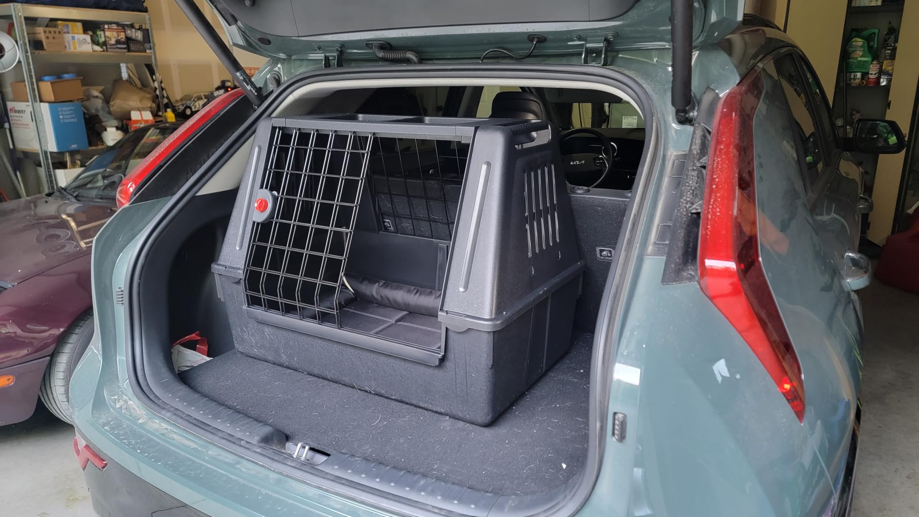 Ferplast Atlas Vehicle SUV Dog Crate, Assembled Car Dog Crate Measures 39L x 23W x 26H, Ideal for Medium to Intermediate Dog Breeds, Black customer photo 1
