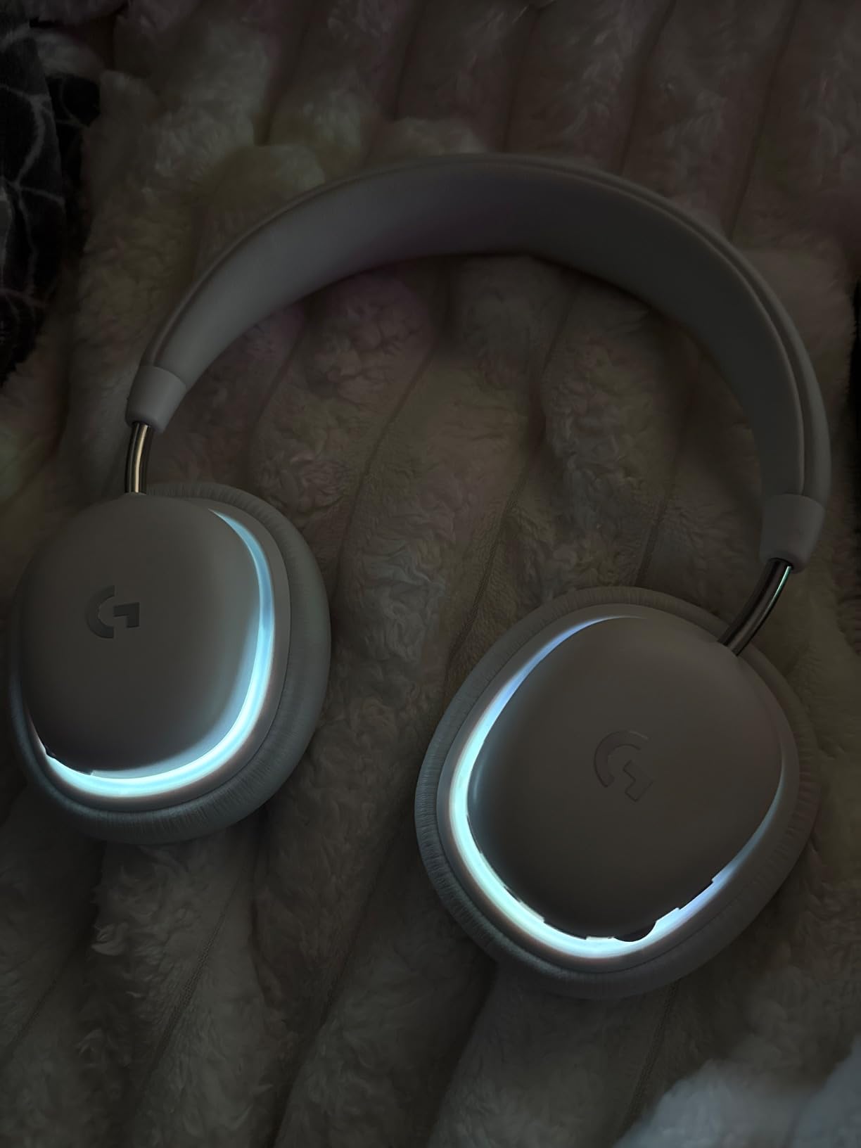 G735 Wireless Gaming Headset Customizable LIGHTSYNC - White Mist | Customizable LIGHTSYNC RGB Lighting, 3.5 MM Aux compatible, For PC and mobile devices, Detachable Mic customer photo 1
