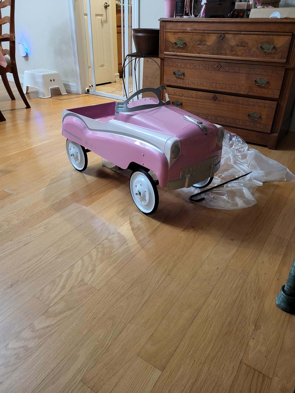 Kid Trax Street Rod Pedal Car, Indoor/Outdoor Toys for Toddlers Ages 3-5, Classic Design Ride On Car, Kid Cars to Drive, Ride On Toy, Toddler Boy Toys, Durable Steel Cars for Kids, Max Weight of 60lbs customer photo 1