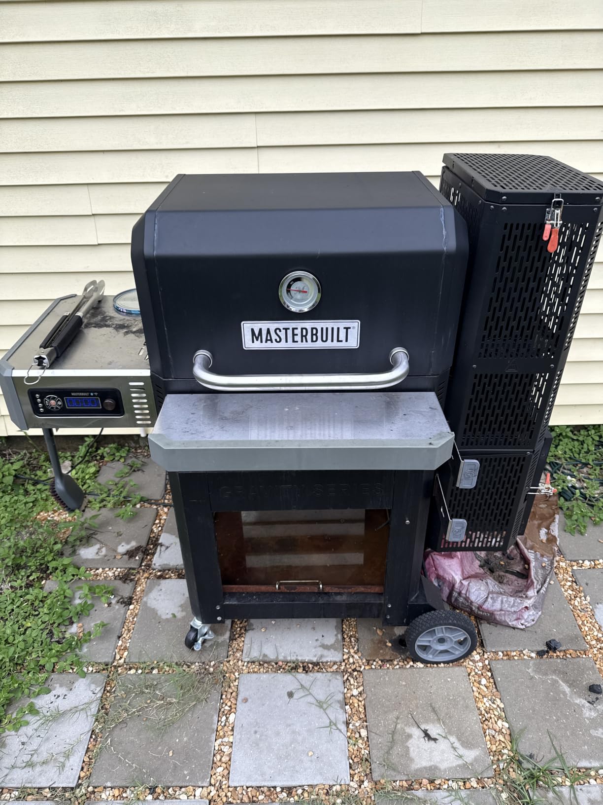 Masterbuilt Gravity Series 800 Smoker Grill - Charcoal Grill plus Griddle Insert, Digital Control, App Connectivity, 800 Cooking Square Inches, MB20040221 customer photo 1