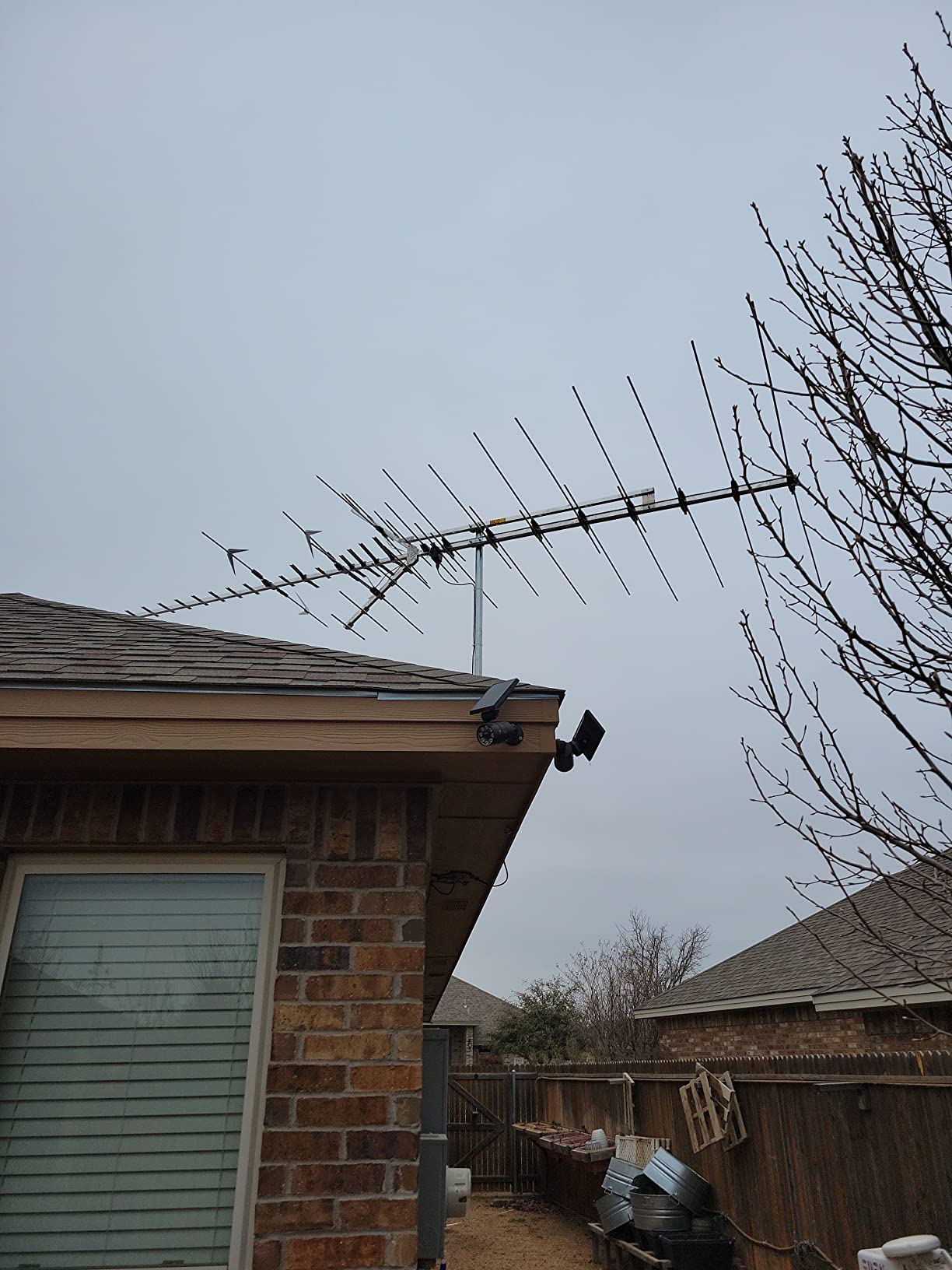 Winegard HD8200A Outdoor TV Antenna - High-VHF Low VHF and UHF - 65+ Mile Long Range - Yagi - NextGen TV & 4k Ultra HD Compatible - Zinc-Plated Steel Construction customer photo 1