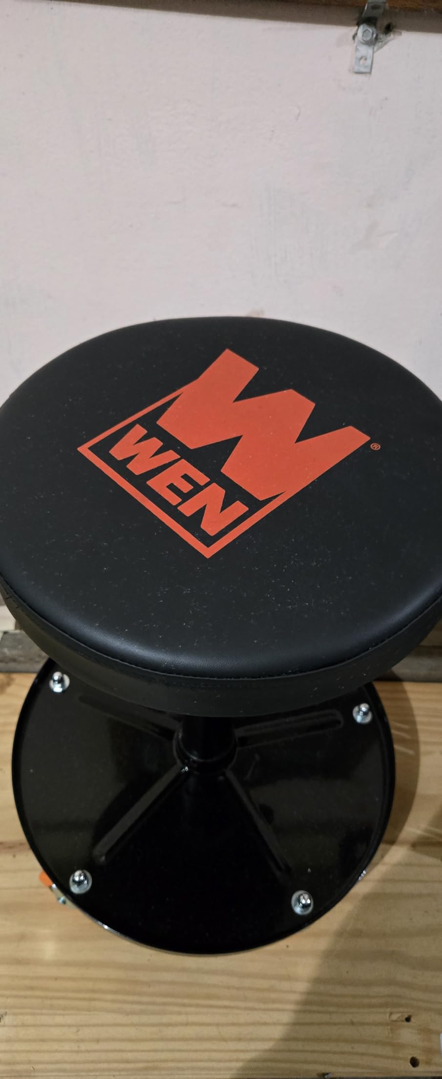WEN 73012T 300-Pound Capacity Pneumatic Rolling Mechanic Stool customer photo 2