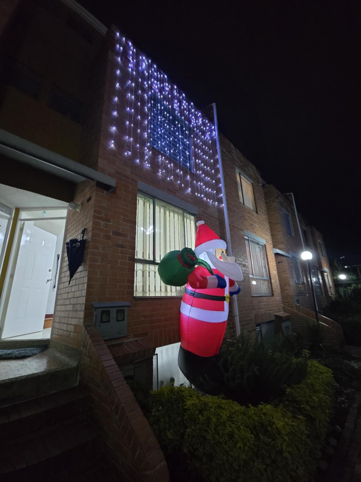 8 FT Christmas Inflatables Santa Claus Outdoor Decorations, Blow Up Santa Claus with Gifts Bag, Big Santa Carrying Presents Sack, Built-in LED Light, Xmas Outside Decor for Front Back Yard Garden Lawn customer photo 1