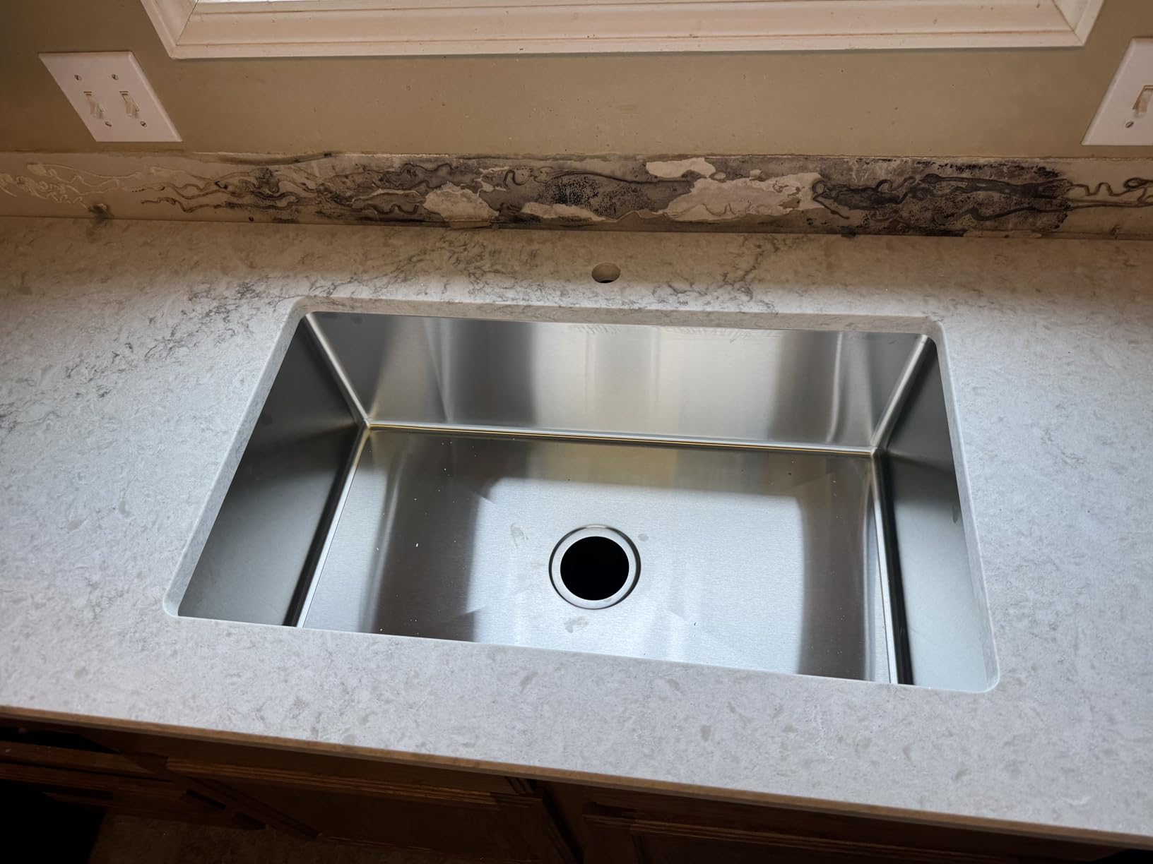 Kitchen Sinks 32x18 Inch Undermount Kitchen Sink Stainless Steel Sink 16 Gauge Single Bowl Set (5 Item Bundle: Sink, Bottom Grid, Drain Assembly, Drain Cap, Towel) customer photo 1