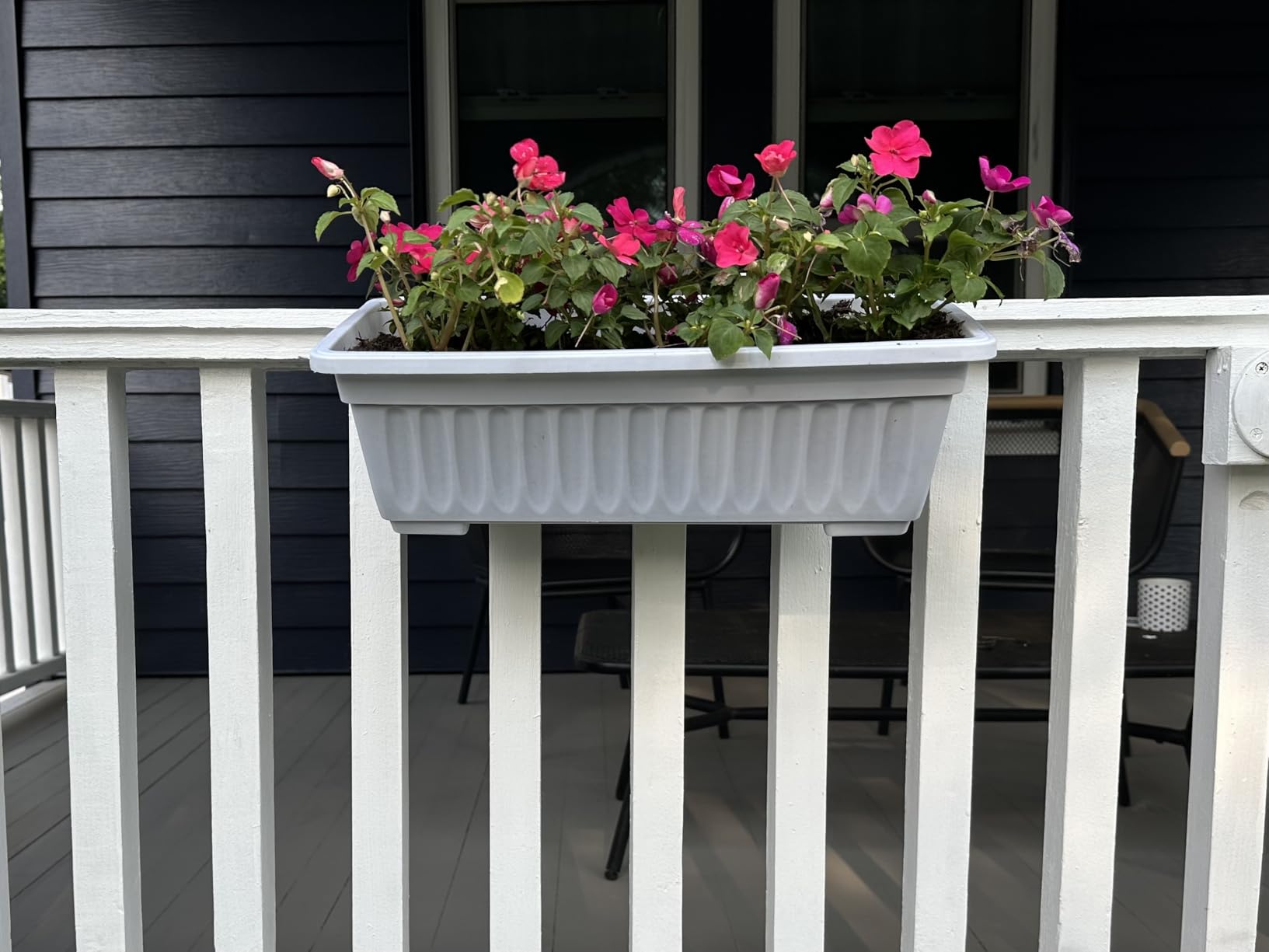 Fasmov 7 Pack 17 Inches Flower Window Box Plastic Vegetable Planters with Trays Vegetables Growing Container Garden Flower Plant Pot with 7 Pcs Plant Labels for Balcony, Patio, Garden, Black customer photo 1