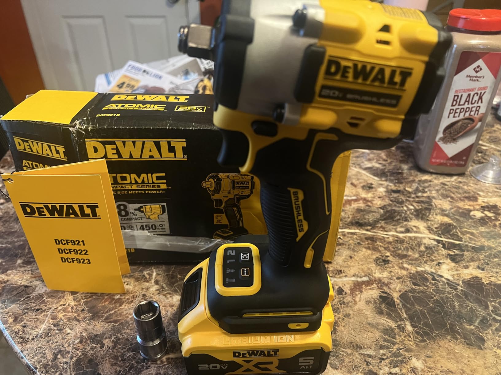 DEWALT ATOMIC 20V MAX* 1/2 in. Cordless Impact Wrench with Hog Ring Anvil (Tool Only) (DCF921B) customer photo 1