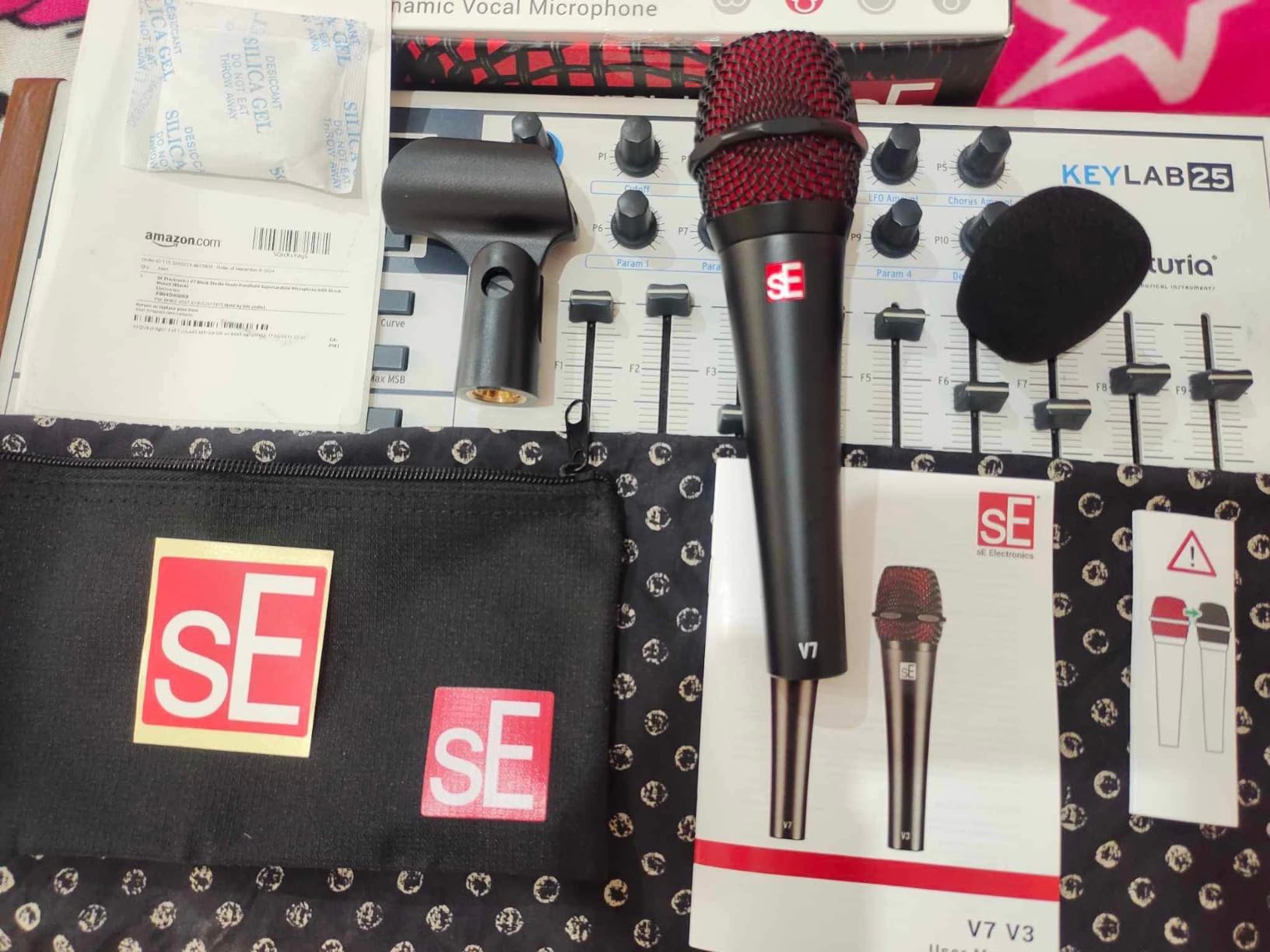 SE ELECTRONICS V7 Dynamic Microphone for Singing, Speech & Studio Recording - XLR Handheld Professional Microphone with Supercardioid Aluminum Voice Coil for Huge Gain Before Feedback - Black customer photo 2