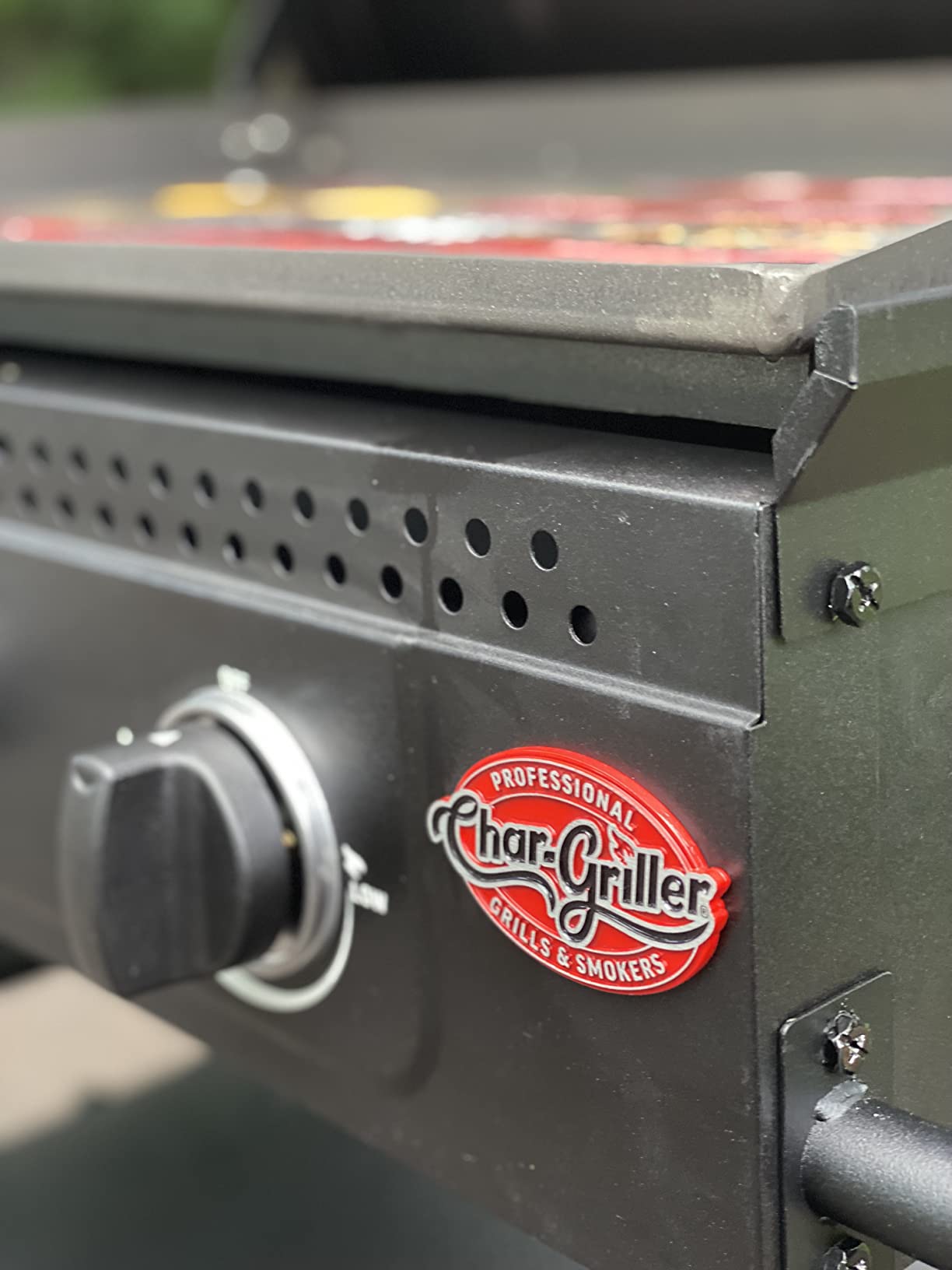 Char-Griller® Flat Iron 3-Burner Propane Gas Flat-Top Griddle with Steel Griddle Top, Hinged Lid and Wind Guards, 520 Cooking Square Inches in Black, Model 8428 customer photo 1