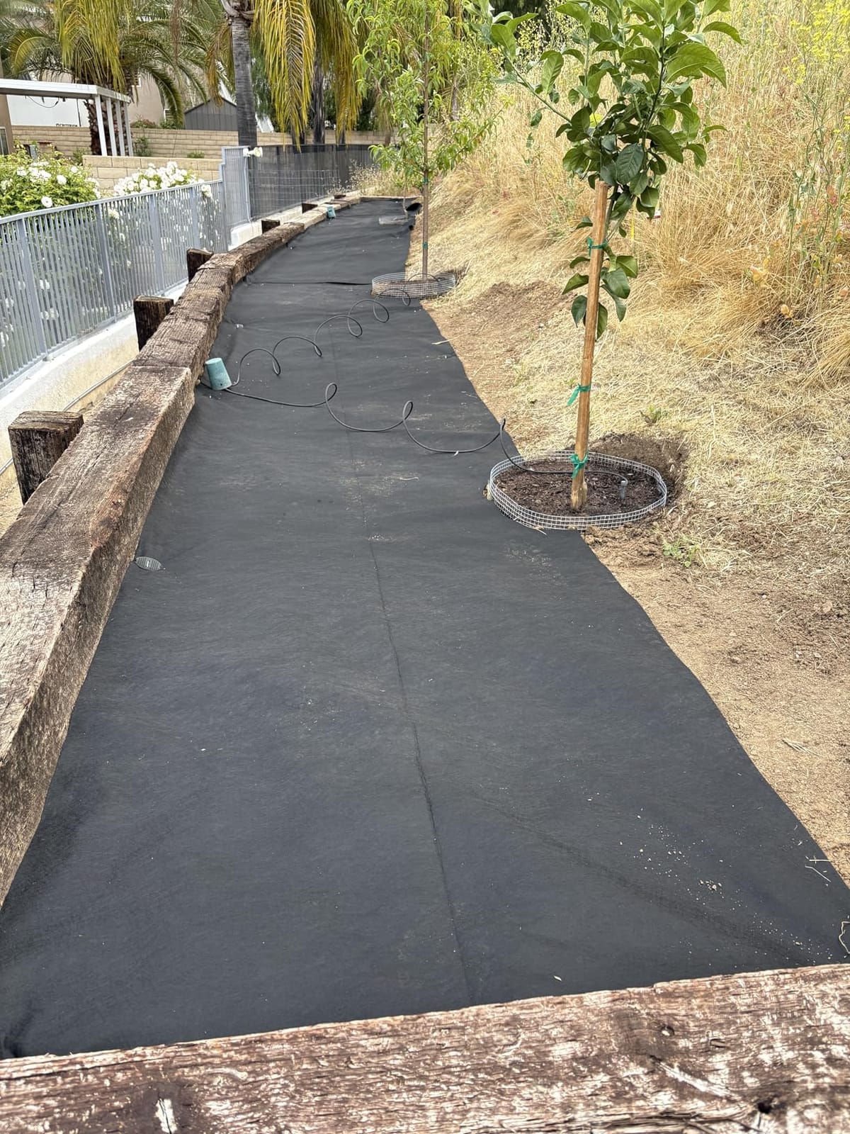 VEVOR Geotextile Landscape, 4ft x 100ft 8 oz Non-Woven PP Drainage 350N Tensile Strength & 440 N Load Capacity, for Ground Cover, Garden Fabric, French Drains, Black customer photo 1