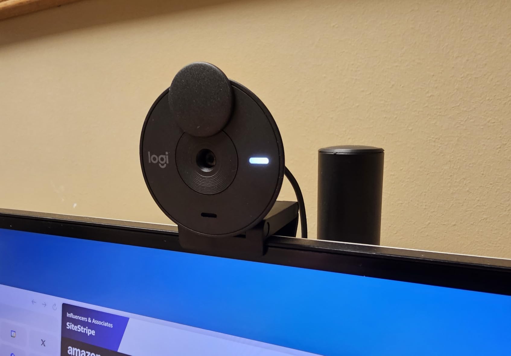 Logitech Brio 301 Full HD 1080p Webcam for Streaming and Meetings - Black | 1080p with auto-light correction, built-in mic, privacy shutter, USB-C, certified for Microsoft Teams, Google Meet, Zoom customer photo 2