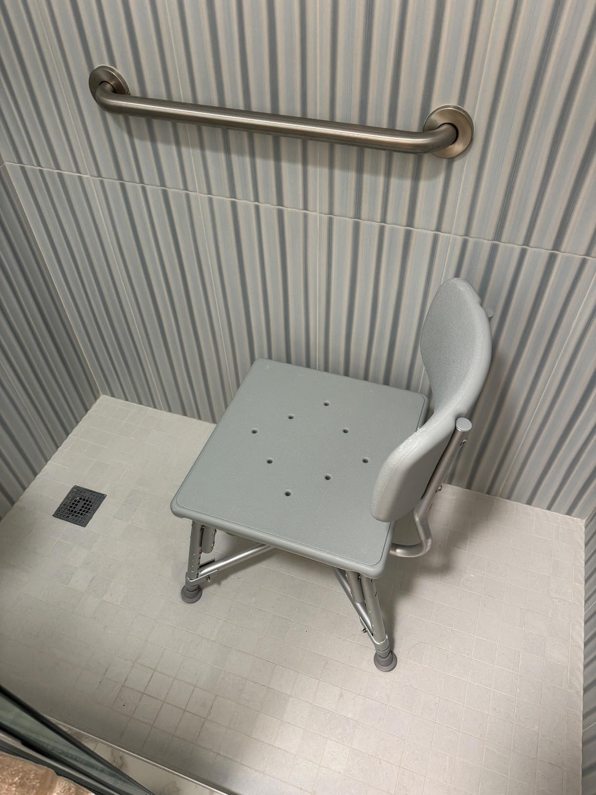 Medline Heavy Duty Shower Chair with Back, Bariatric Bath Chair, Supports up to 650 lbs customer photo 2