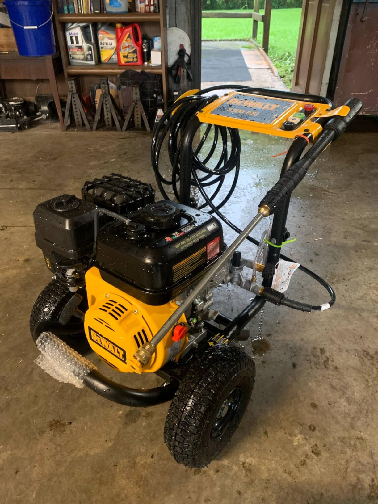 DeWalt 3300 PSI Gas Pressure Washer, 2.4 GPM, Residential Model DXPW3300-S, AAA Axial Cam Pump, 25ft Hose, 5 Nozzles, Ergonomic Spray Gun, 49-State Compliant customer photo 1