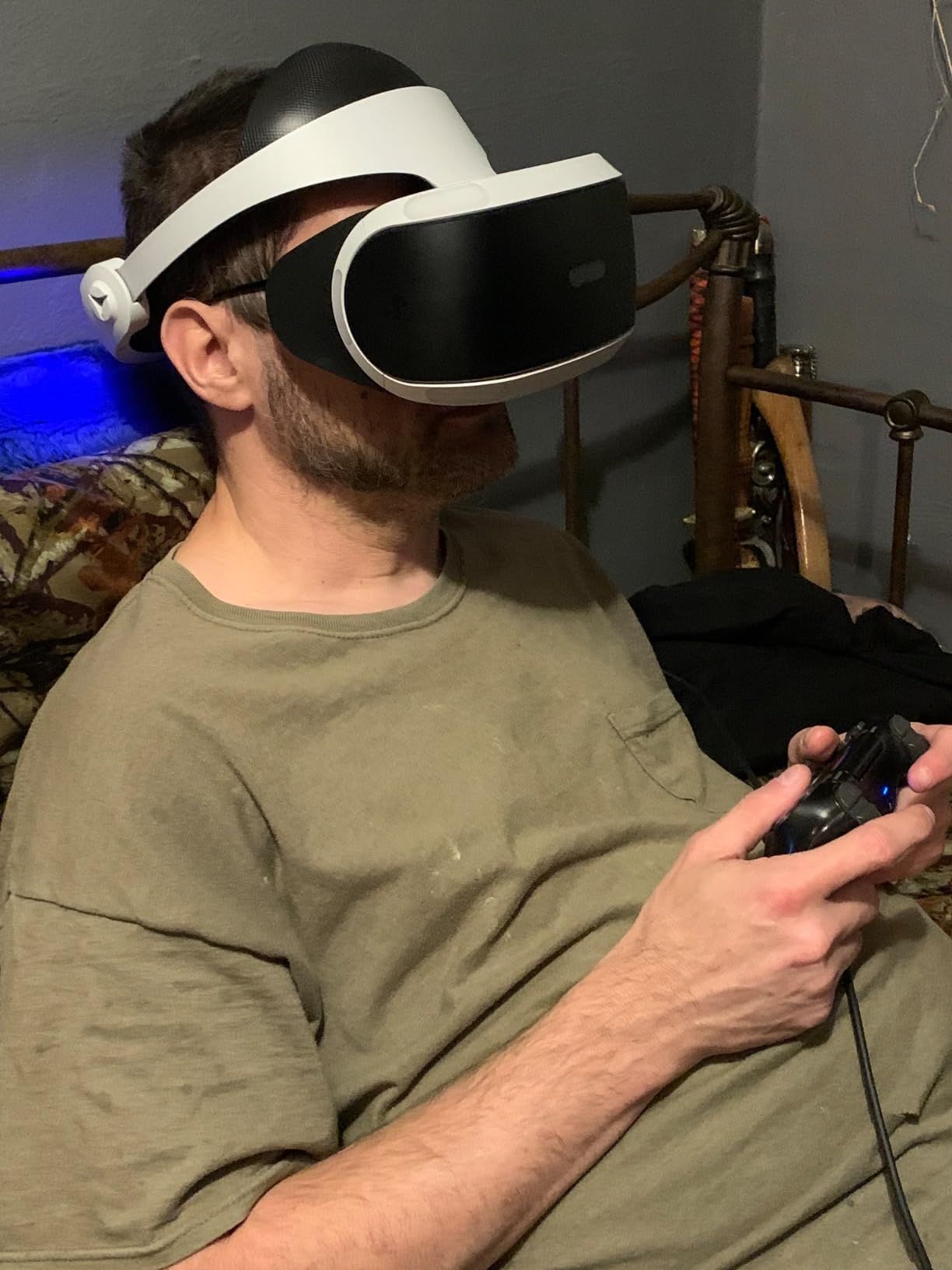 Playstation VR Marvel's Iron Man Bundle, White: Playstation VR Headset, Camera, 2 Move Motion Controllers, VR Digital Code for PS4 PS5 customer photo 1