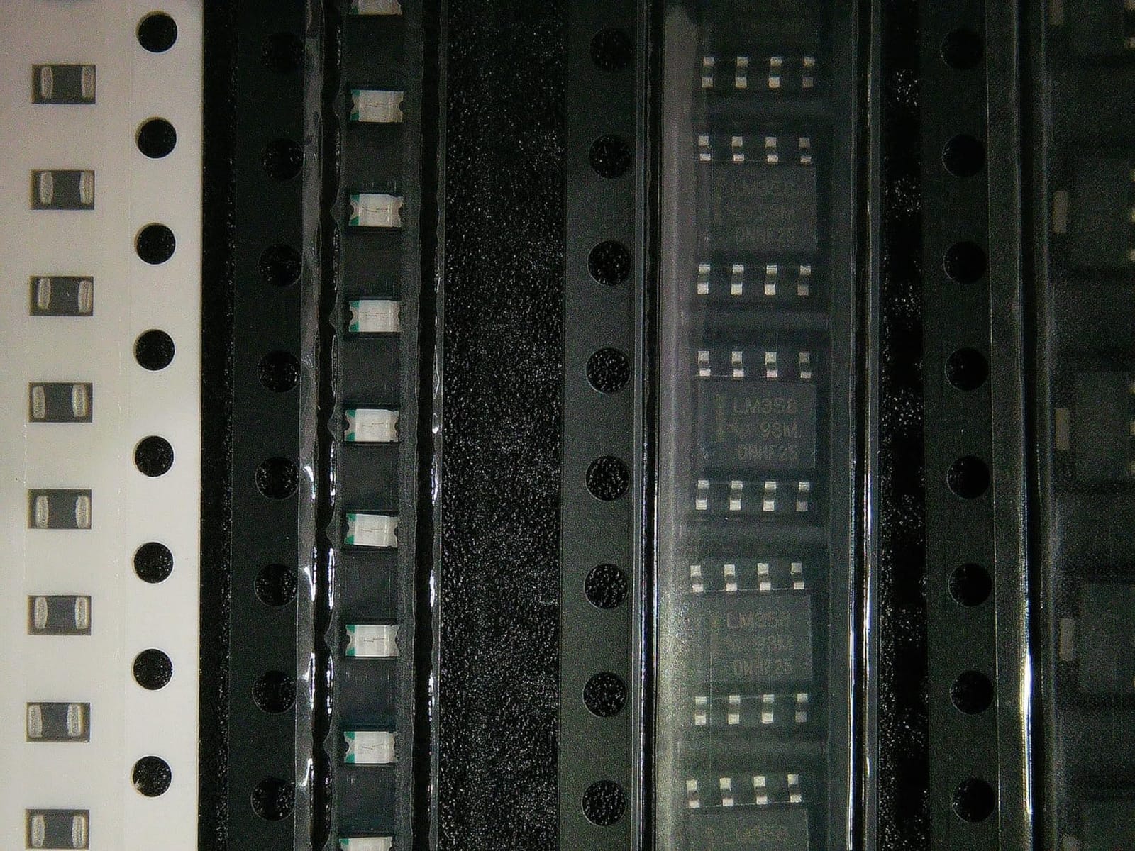 SMD 0805 Book, Resistors, Capacitors, Transistors, Diodes SMT Electronic Components Assortment - 5435 pcs customer photo 1