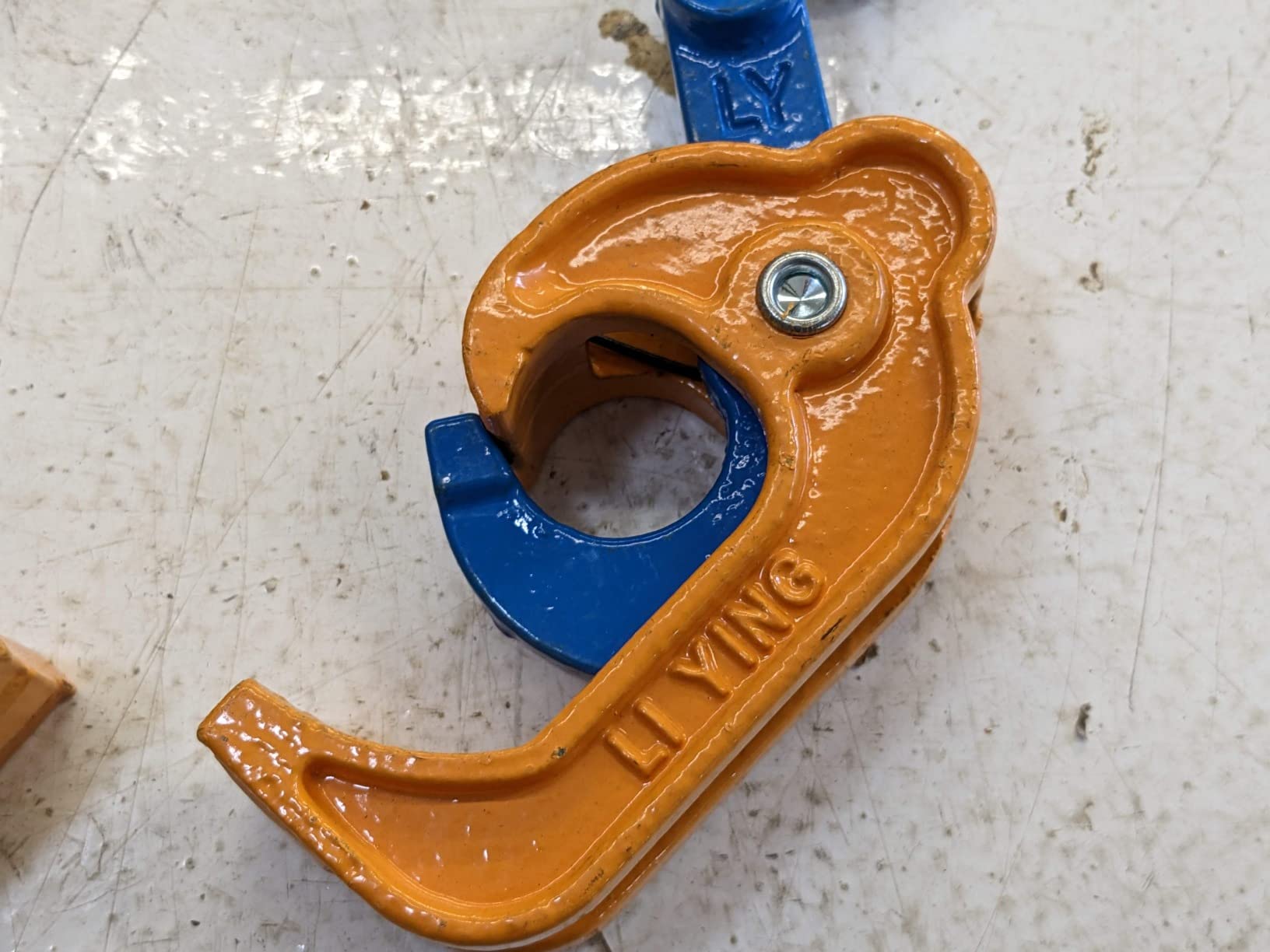 55 Gallon Drum Lift, 2000 lb Chain Drum Lifter for Steel and Plastic Drums | Spring-loaded hooks fit 30 and 55 gallon steel and plastic drums. This product is protected by a US patent. customer photo 2