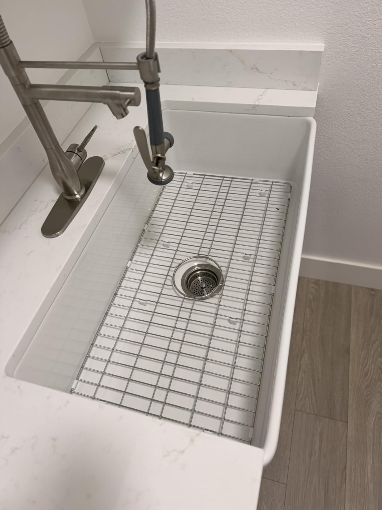 Miuara Farmhouse Sink 33 x 18 Inch White Fireclay Apron Front Kitchen Sink | For kitchen, Heavy duty fireclay large single bowl, Resistant to stains, chipping, heat & scratch customer photo 1