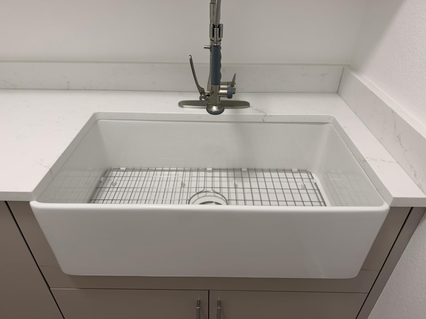 Miuara Farmhouse Sink 33 x 18 Inch White Fireclay Apron Front Kitchen Sink | For kitchen, Heavy duty fireclay large single bowl, Resistant to stains, chipping, heat & scratch customer photo 2
