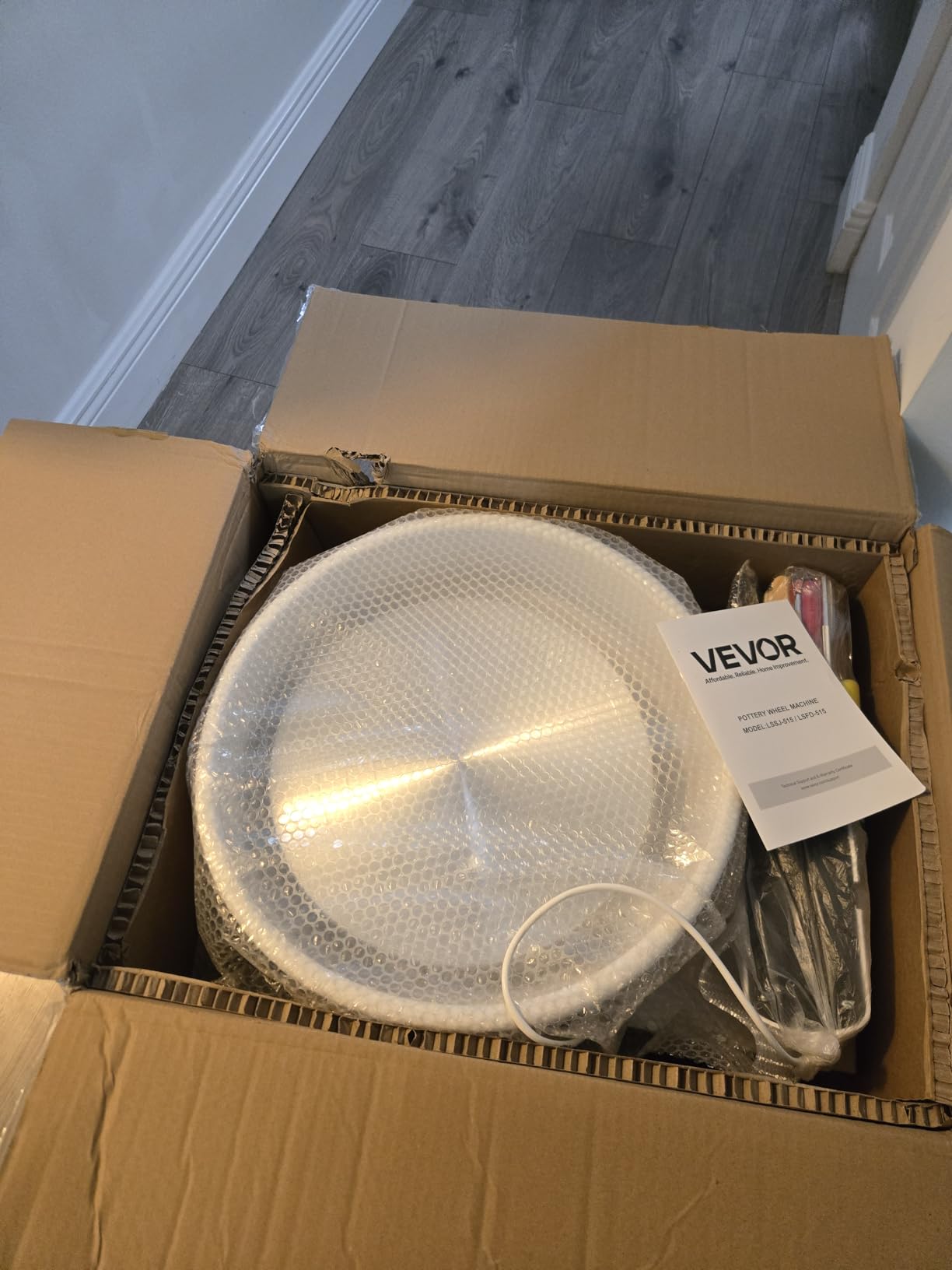 VEVOR 14in/35cm Pottery Wheel for Adults, 0-6in Lift-Table 450W Professional Pottery Kit with Foot Pedal Detachable Basin DIY Art Clay Potter's Wheel for Kids Adults Beginners at Home Pottery, White customer photo 2