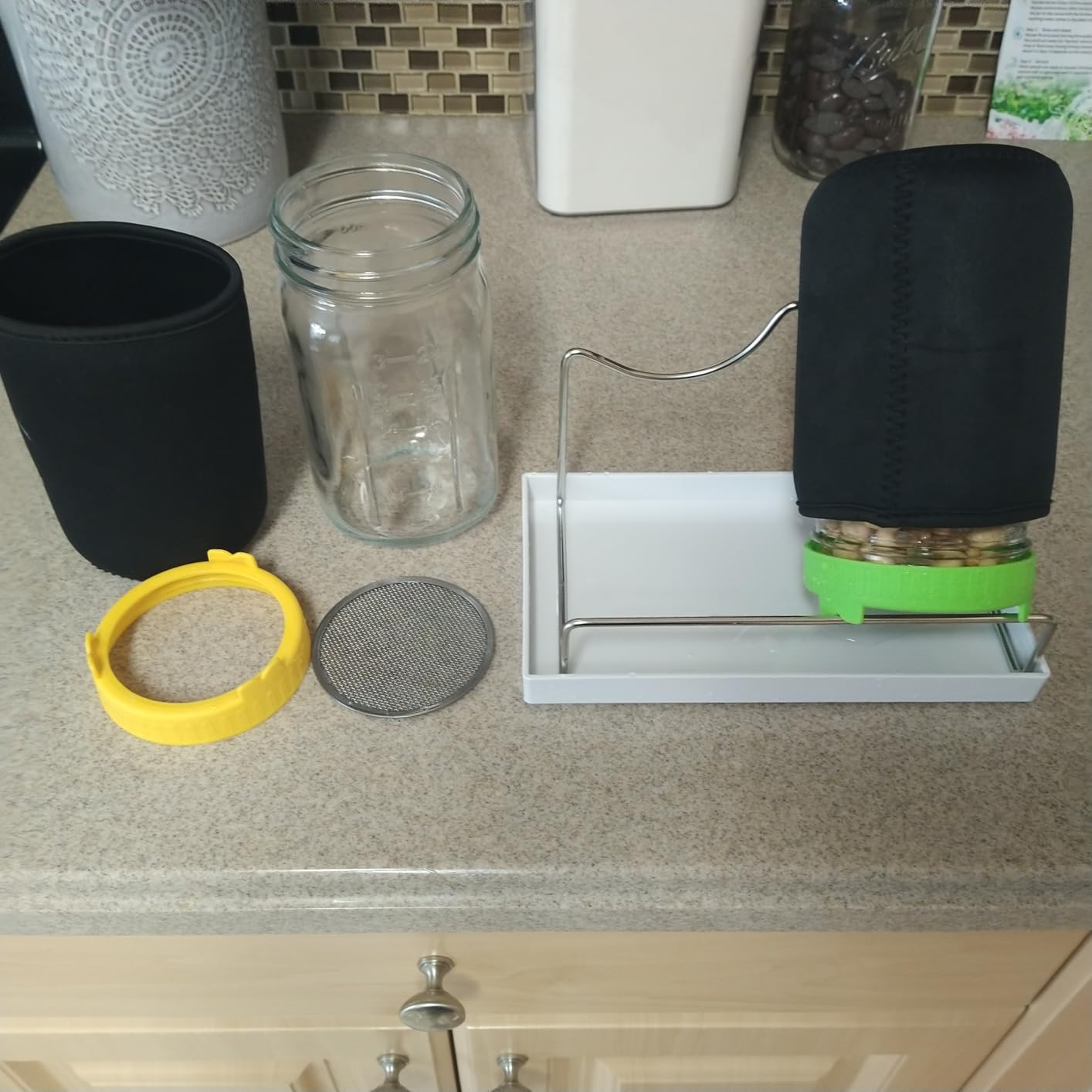 Kitmiido Seed Sprouting Kit, 2 Large Wide Mouth Mason Jars with Sprout Lids, Blackout Sleeves, Drain Tray, Stainless Steel Stand, Sprouts Growing Kit for Bean, Broccoli, Alfalfa (Yellow+Green) customer photo 1