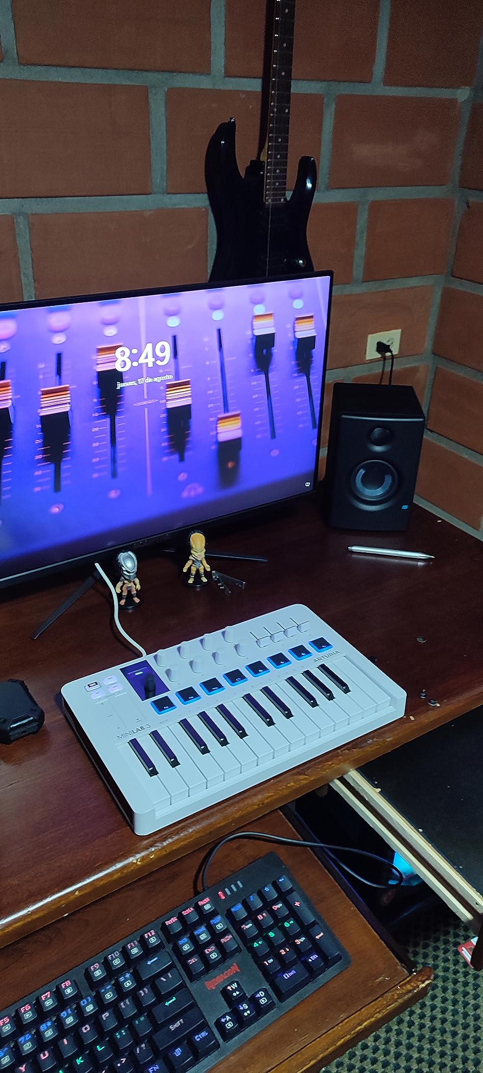 Arturia MiniLab 3 Universal MIDI Controller, White | All in One Software Package, 25 Keys, 8 Multi-Color Pads, White customer photo 2