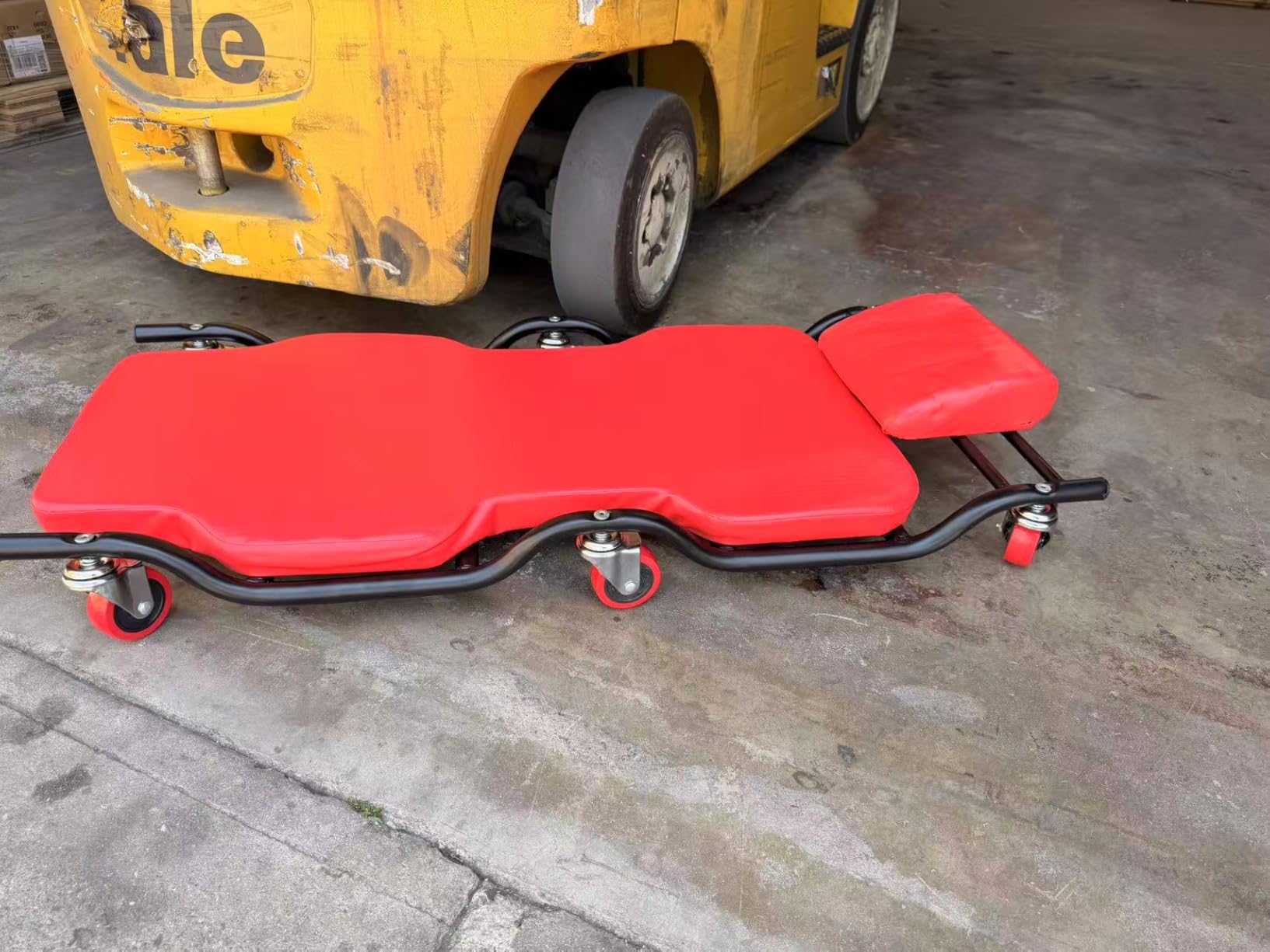 BESTOOL Mechanic's Creeper, 44inch Garage Creeper, 6 Sturdy Casters, Metal Frame Floor Creeper, 450LBS Capacity, Low Profile Design, Headrest,Red customer photo 1