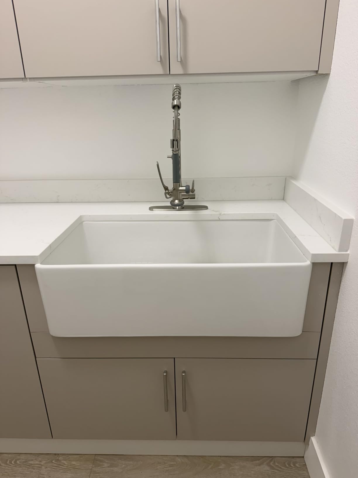 Miuara Farmhouse Sink 30 x 18 Inch White Fireclay Apron Front Kitchen Sink customer photo 1