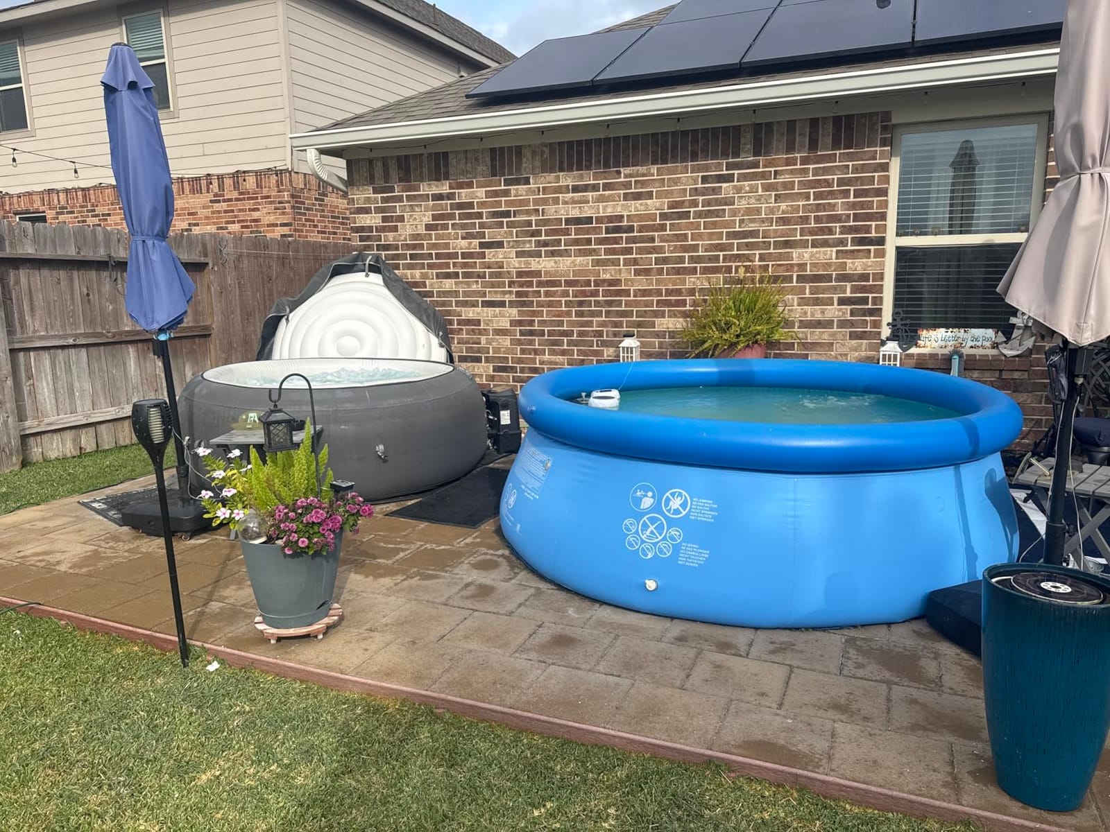 INTEX SimpleSpa 4 Person Round Inflatable Hot Tub, Bubble Massage Spa Set with Insulated Cover, Thermal Ground Cloth, & Chemical Dispenser, 77 in x 26 in customer photo 1