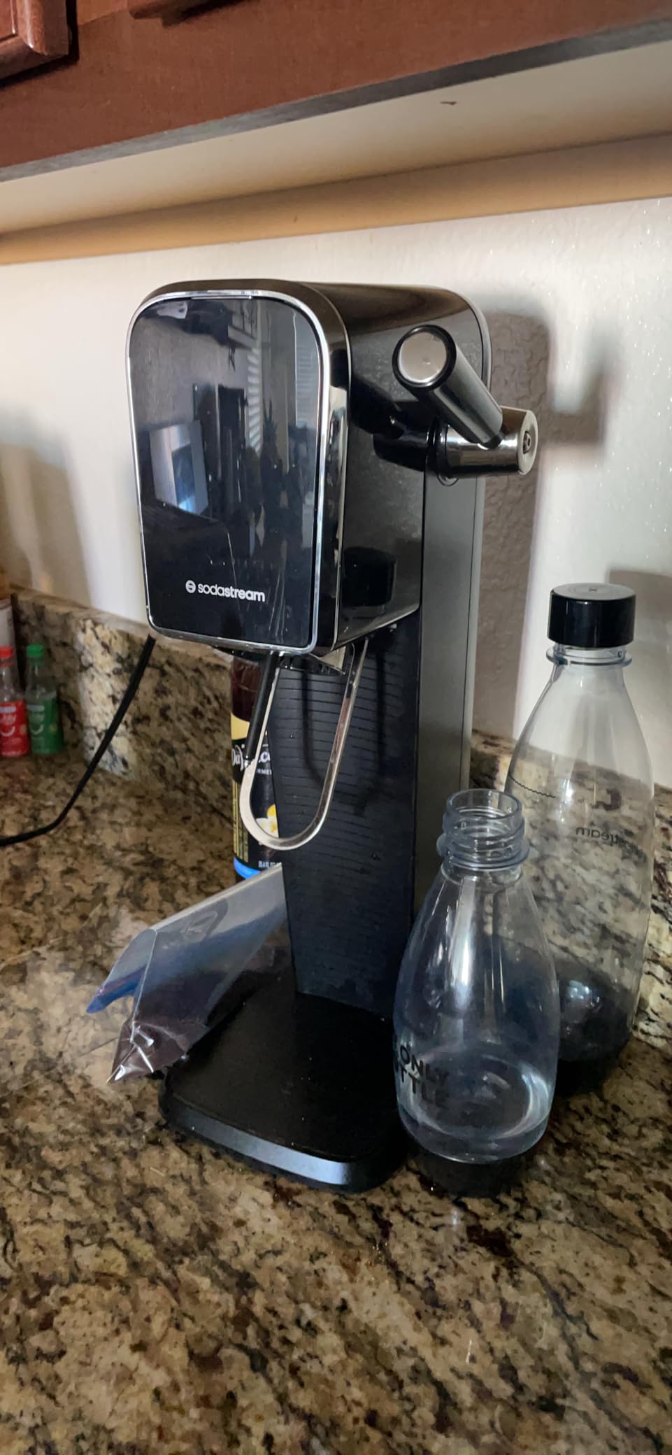 SodaStream - ART Sparkling Water Maker | STARTER KIT | CQC CO2 system | Includes 1x CO2 Cylinder, 1x32 & 1x16 Fl Oz Dishwasher Safe Bottles | Combine with Pepsi Flavors | Black customer photo 1