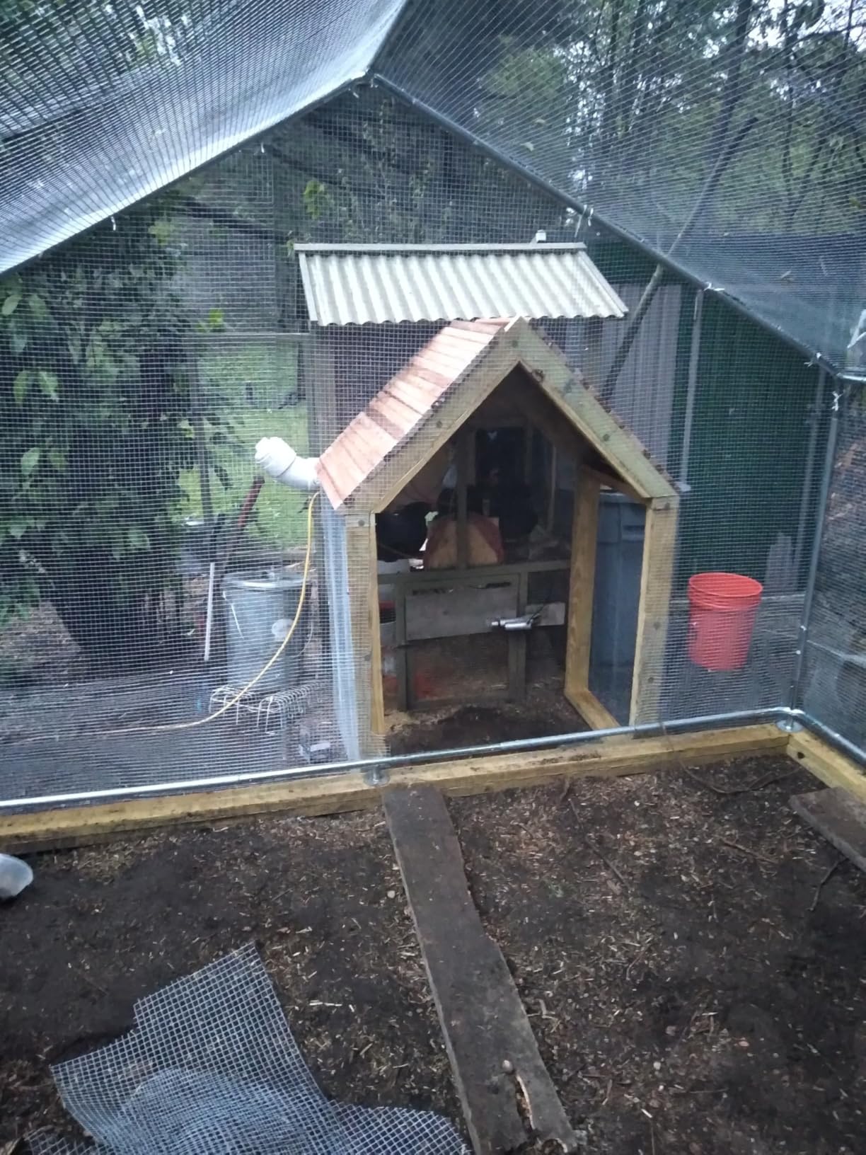Sino Luban Large Metal Chicken Coop Run for 10 Chickens/Ducks, Chicken Runs for Yard with Waterproof Cover, Chicken Enclosure Chicken Pen Outdoor, Walk-in Poultry Cage (Upgrade wall Support Brace) customer photo 1