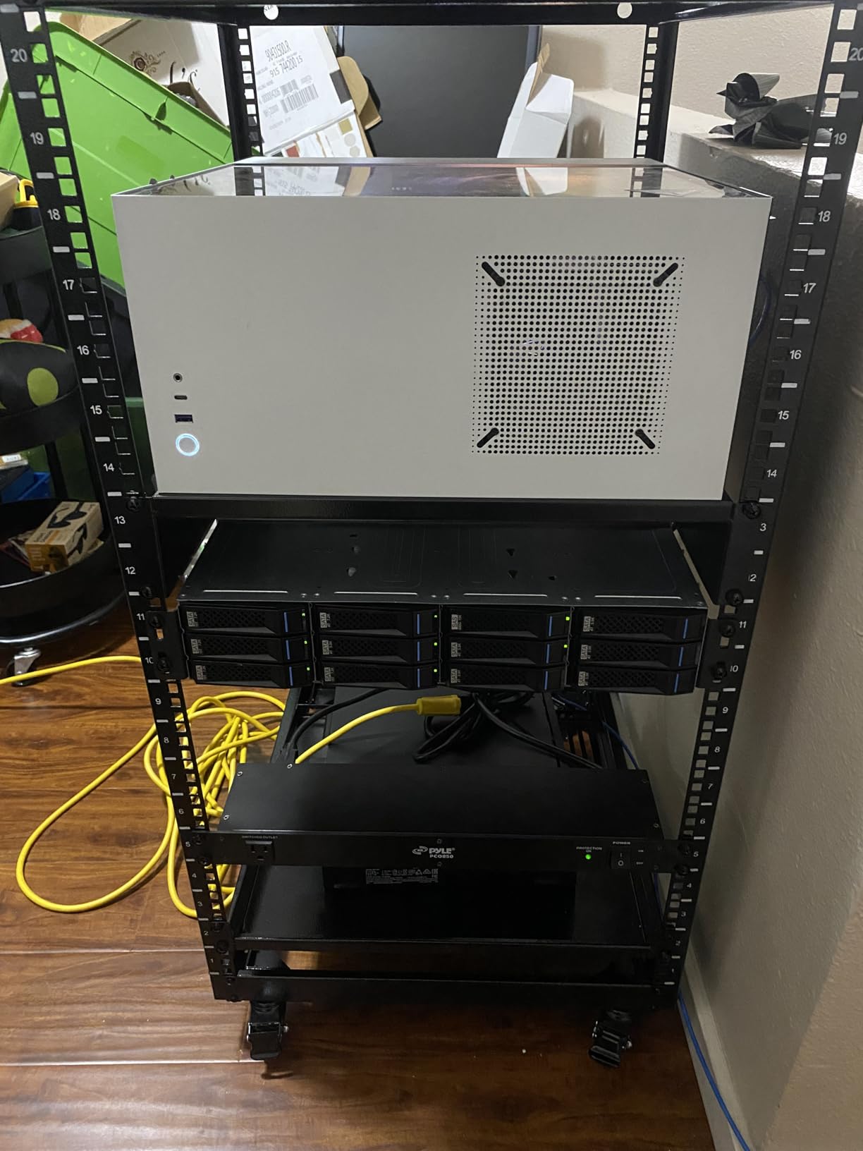 VEVOR 12U Open Frame Server Rack, 23-40 in Adjustable Depth, Free Standing or Wall Mount Network Server Rack, 4 Post AV Rack with Casters, Holds All Your Networking IT Equipment AV Gear Router Modem customer photo 1