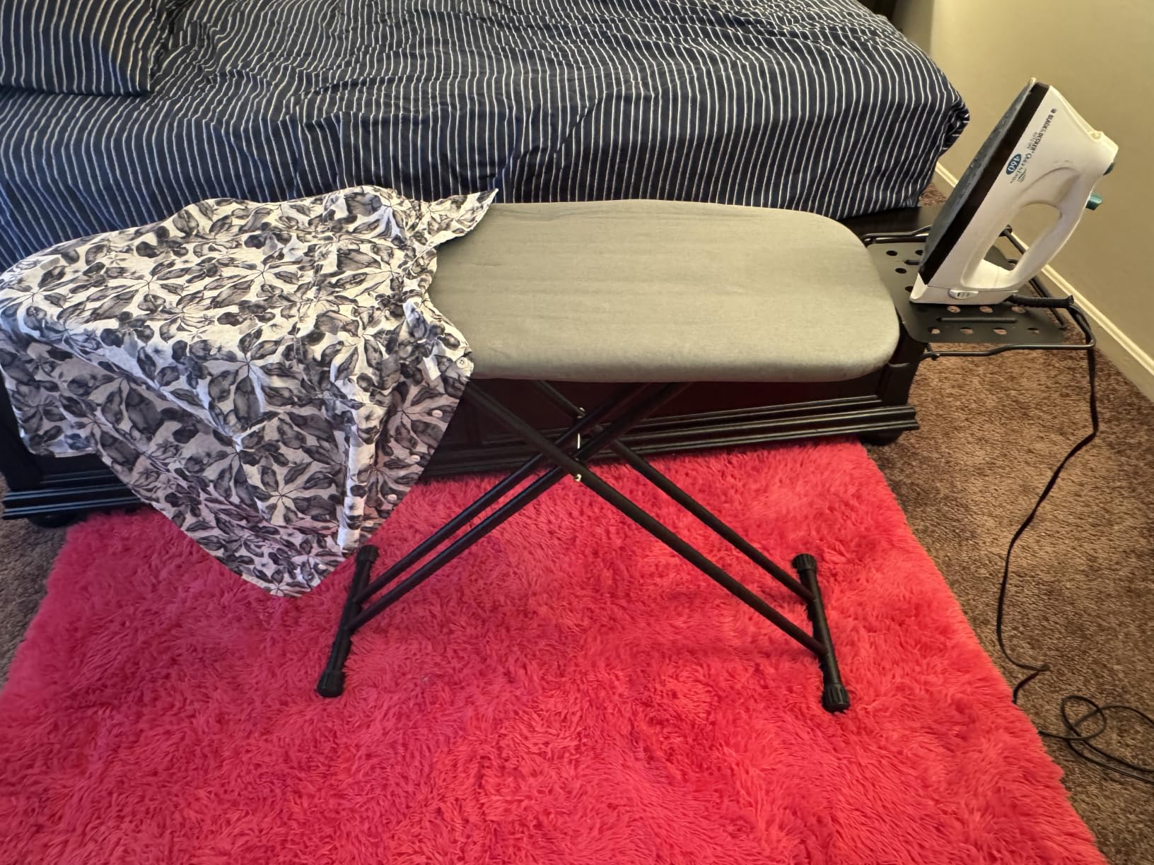Jakeefud Deluxe Ironing Board with Heat Resistant Cover and Thicken Felt Pad, Heavy Sturdy Legs,Full Size Hanger Iron Board,Foldable (L-Grey) customer photo 1
