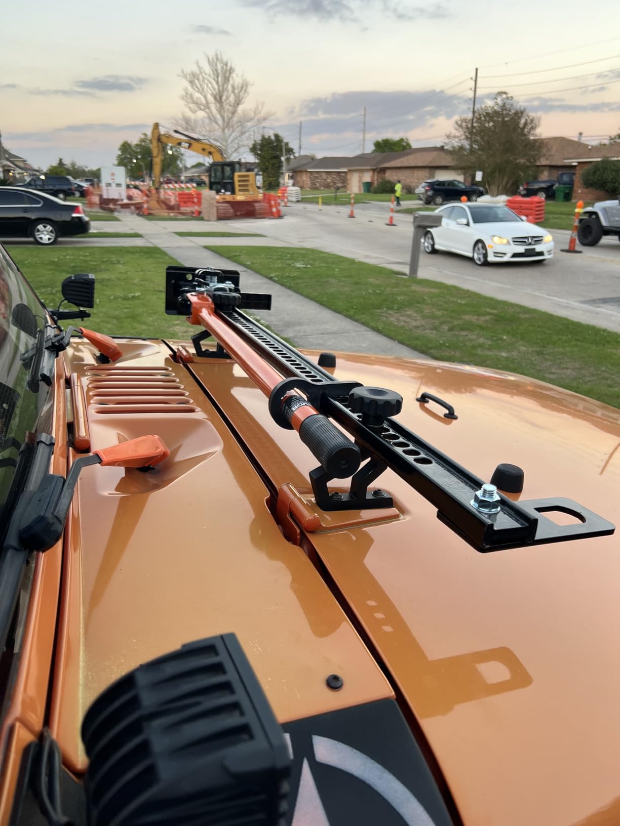 VEVOR Farm Jack 48 inch Utility High Lift, 7000 lbs Capacity Ratcheting Off Road Jeep Jack, Heavy Duty for Tractor, Truck, SUV, Bumper Lift, Orange customer photo 1