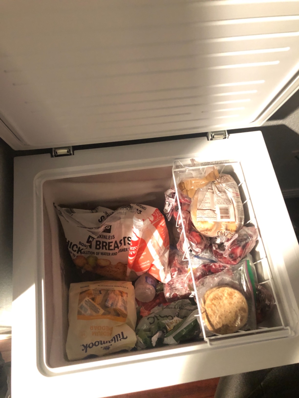Smad Large Chest Freezer 20.5 Cu.Ft, Deep Freezer with Top Open Door, 2 Basket, 4 Universal Wheels, 7 Adjustable Temperature, Low Noise, for Garage, Kitchen, Office, Home, White customer photo 2