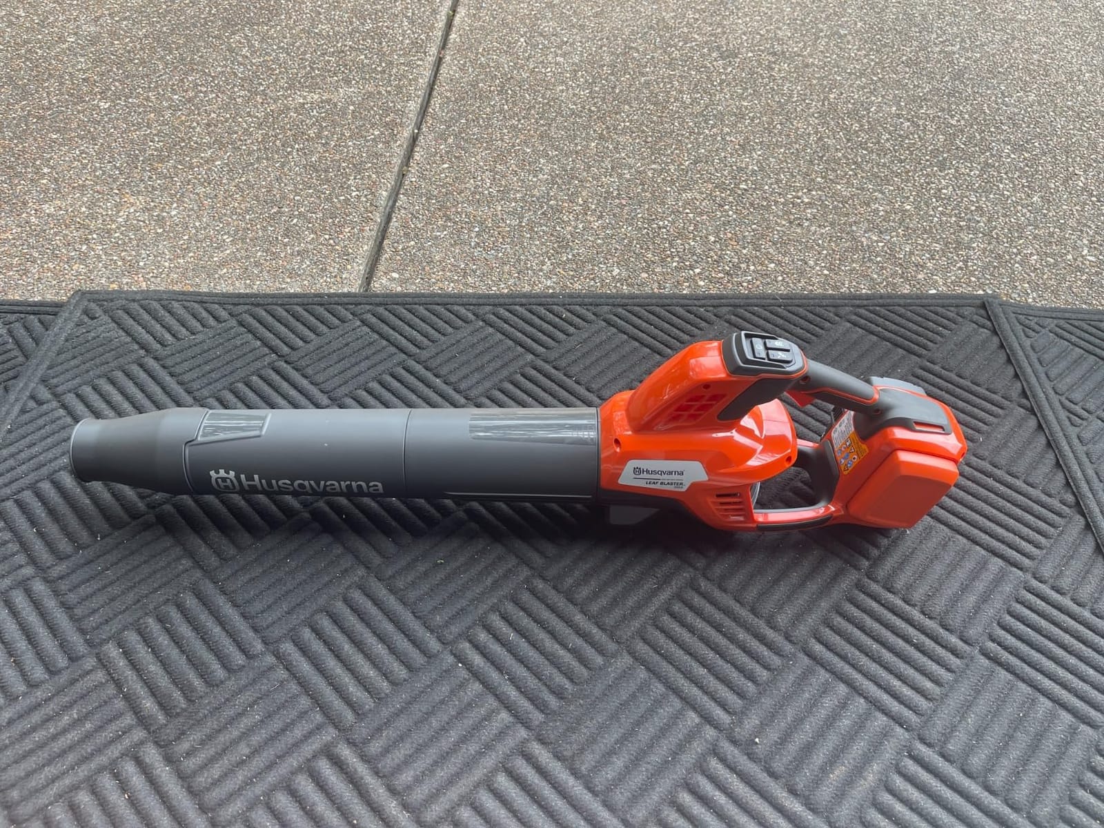 Husqvarna Leaf Blaster 350iB Battery Powered Cordless Leaf Blower, 200-MPH 800-CFM, Brushless Motor and Quiet Operation, 40V Lithium-Ion 7.5 Ah Battery and Charger Included customer photo 2